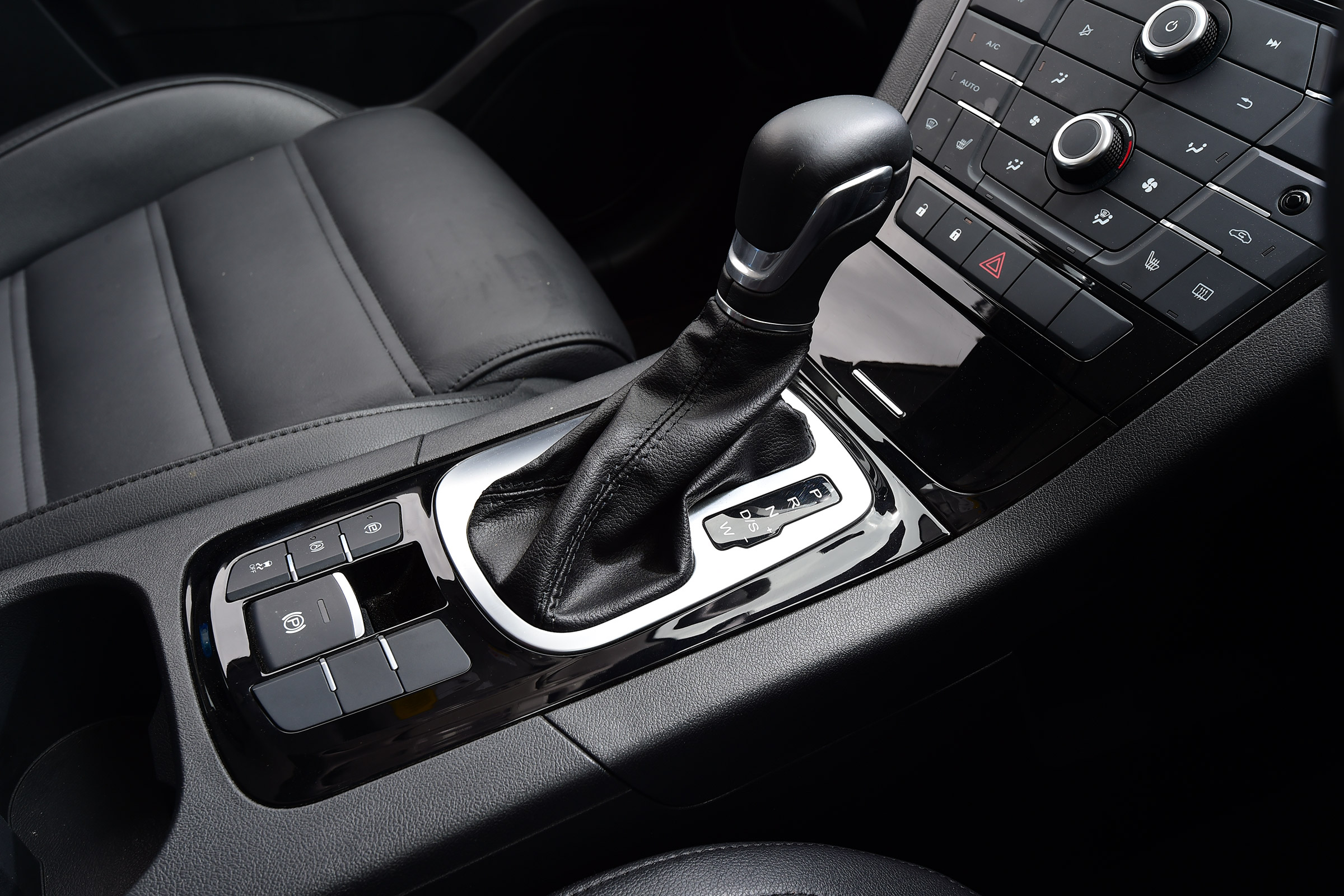 MG GS vs rivals - MG GS gear selector