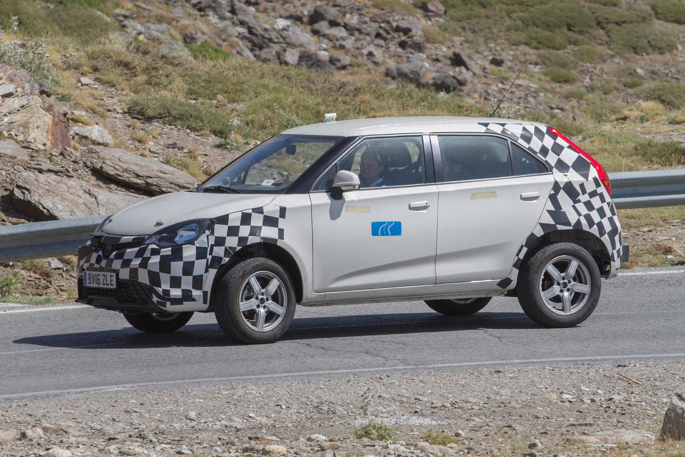 MG ZS spied - front action