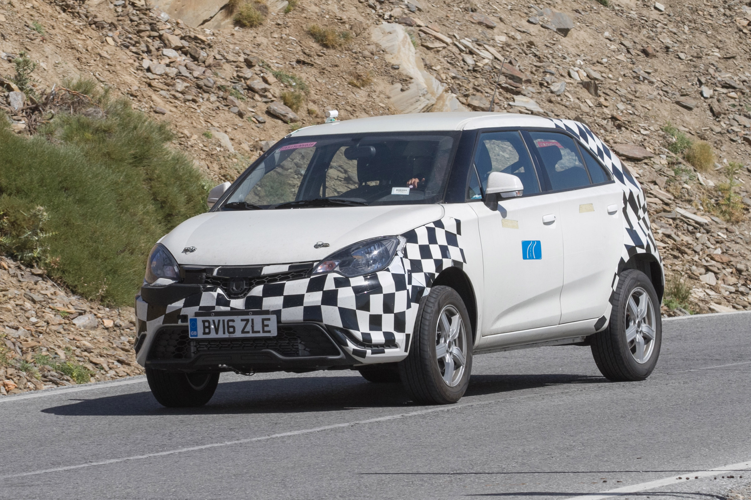 MG ZS spied - front
