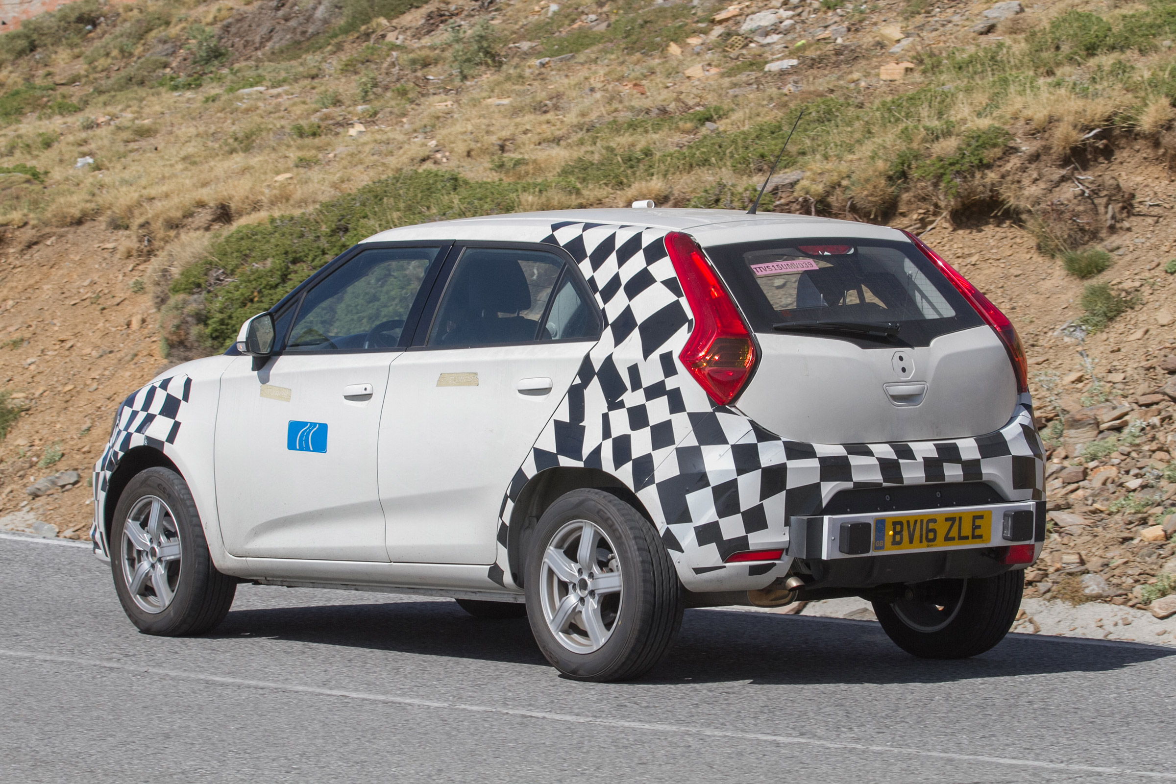 MG ZS spied - side