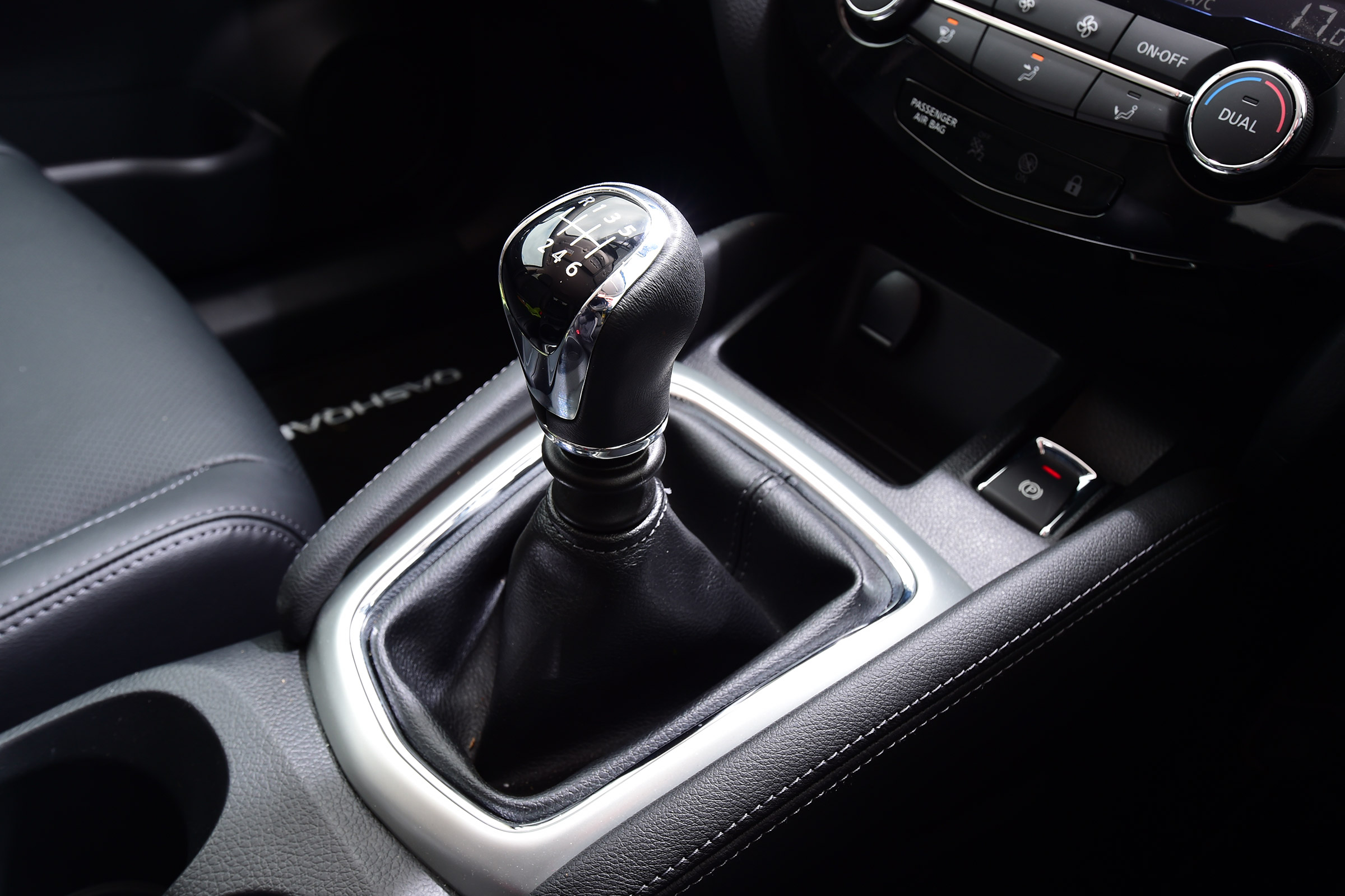 MG GS vs rivals - Nissan Qashqai gearstick