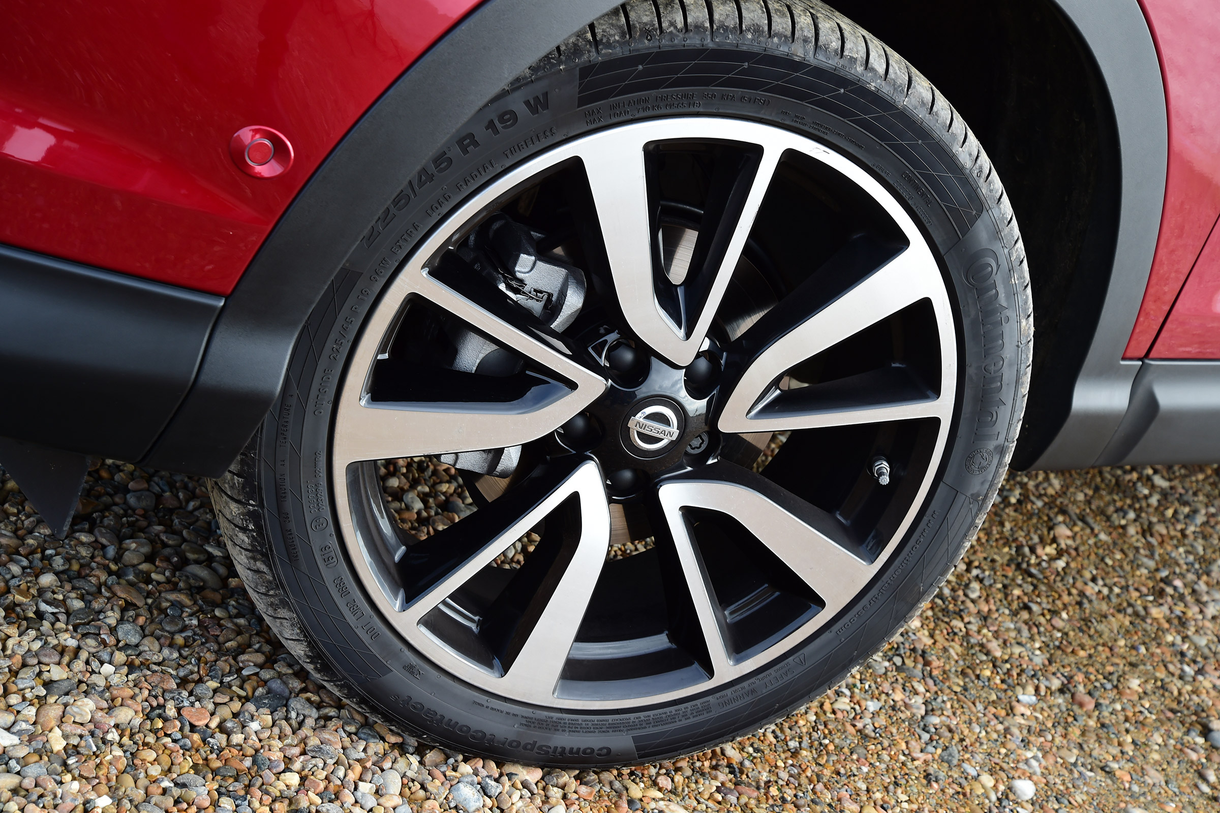 MG GS vs rivals - Nissan Qashqai alloy wheel
