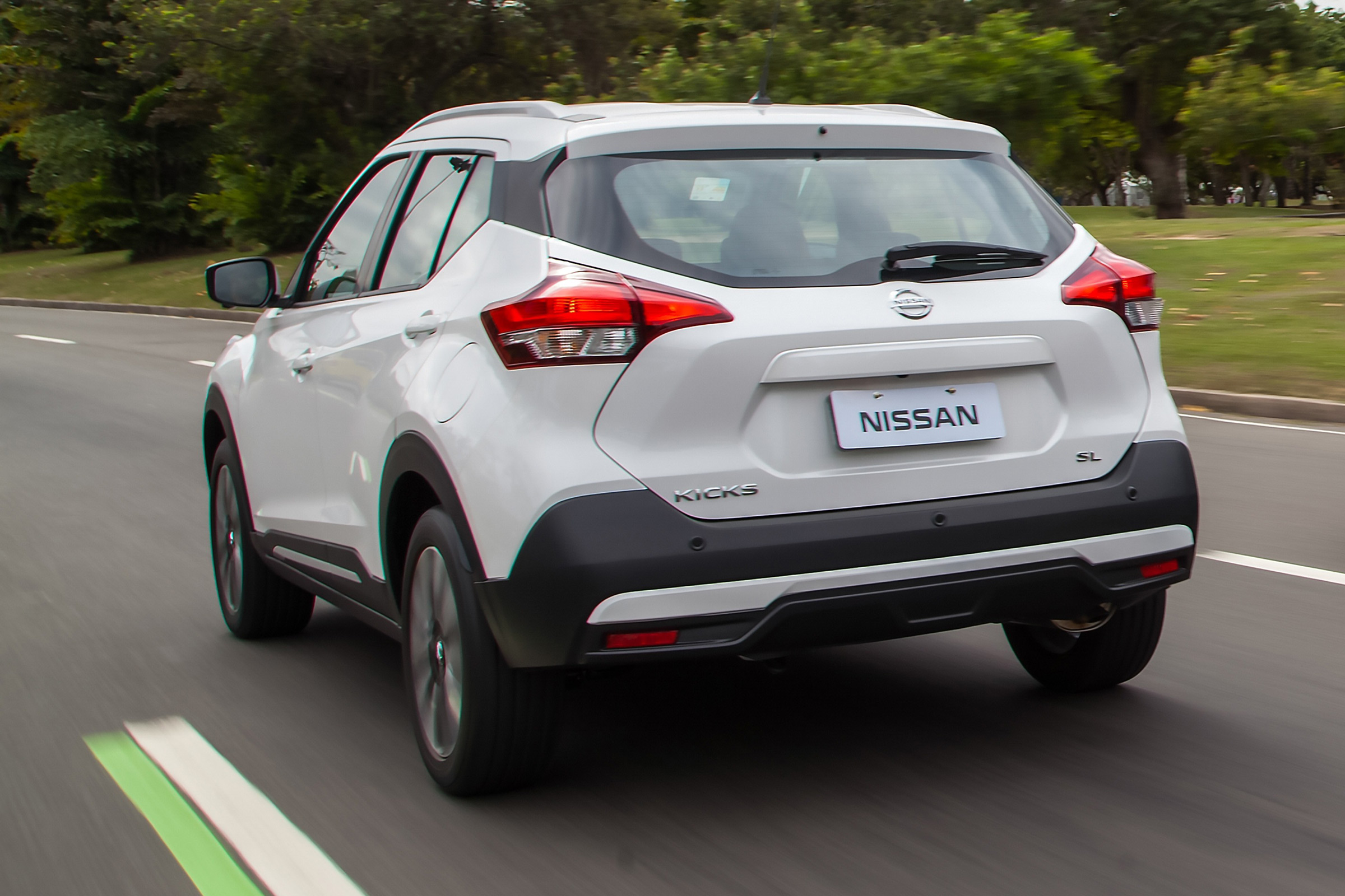 Nissan Kicks SUV - rear tracking