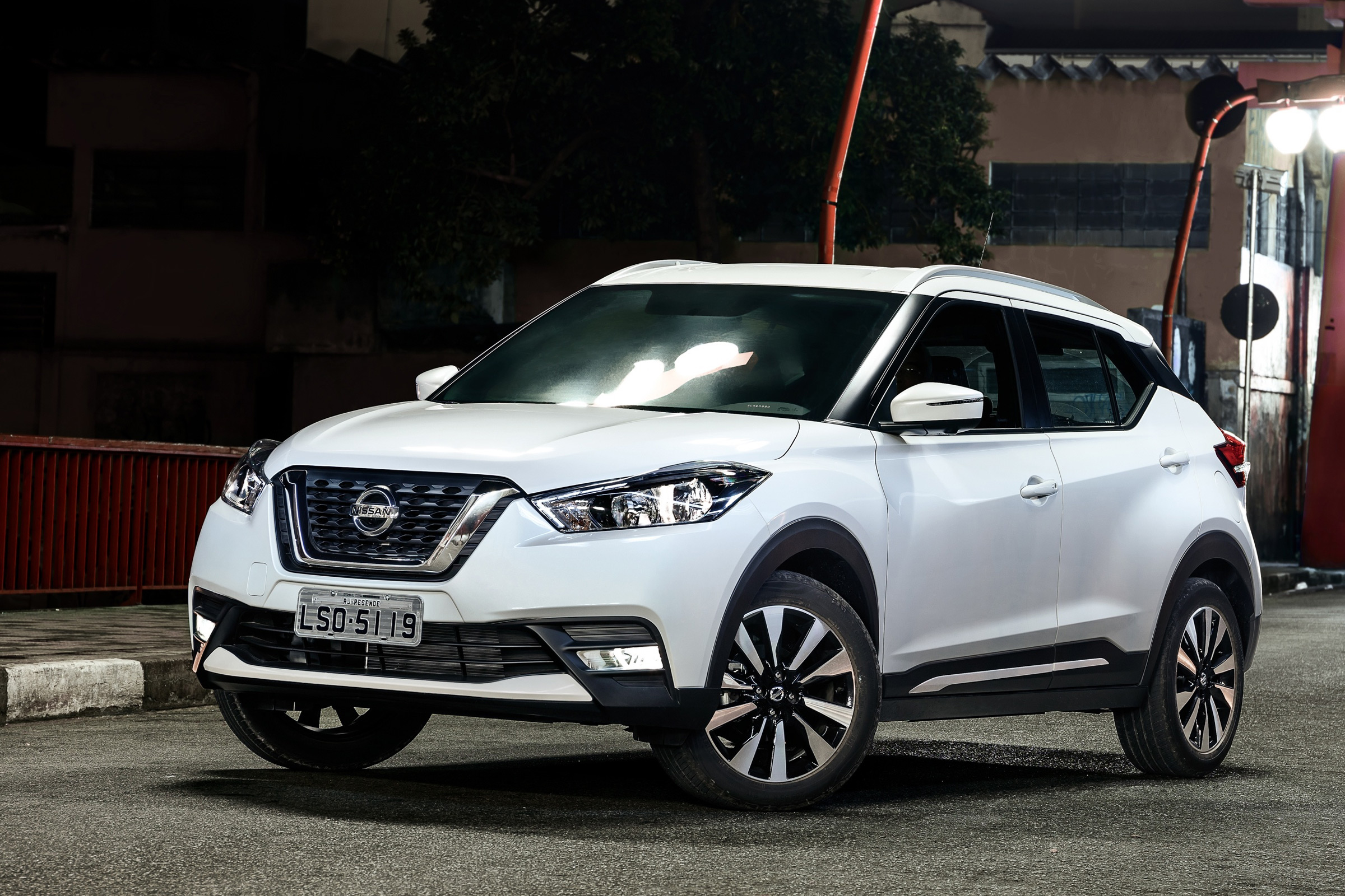 Nissan Kicks SUV - front quarter
