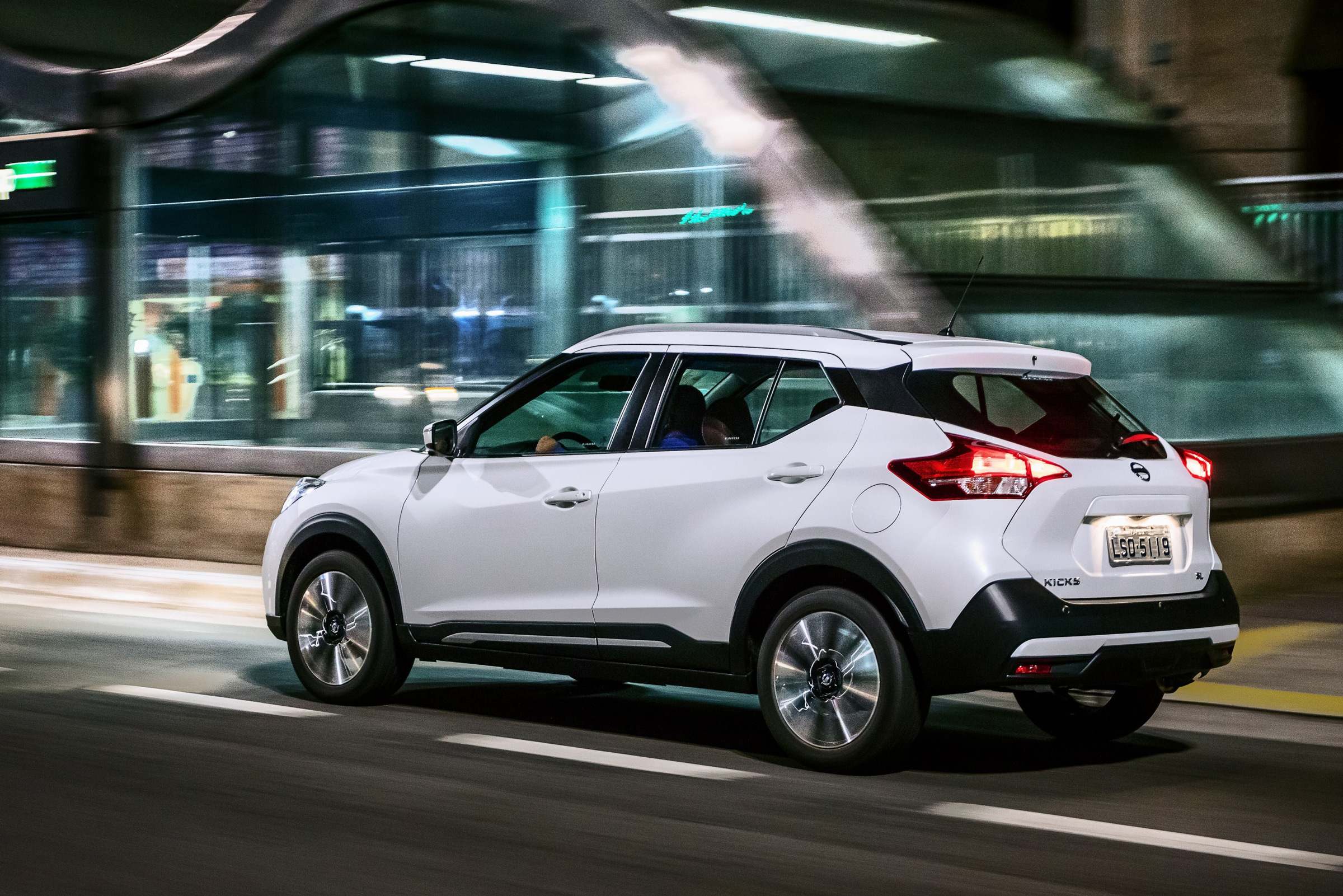 Nissan Kicks SUV - rear tracking 3