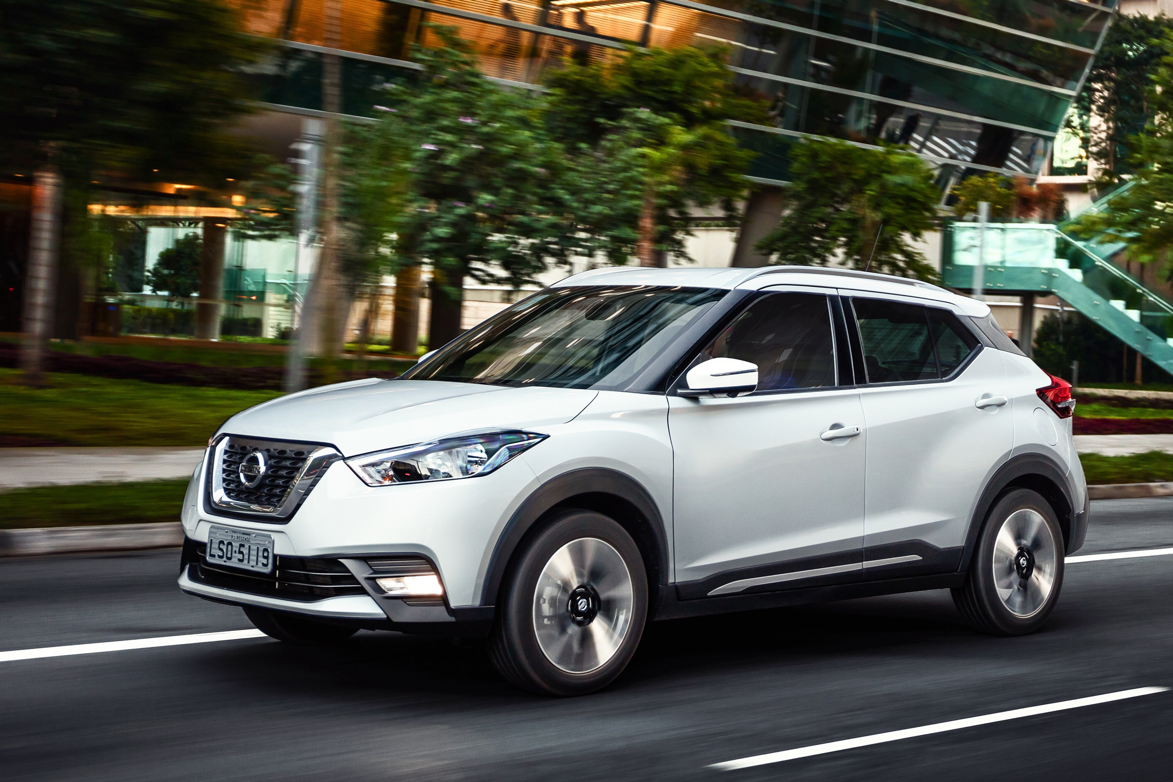 Nissan Kicks SUV - front tracking 3