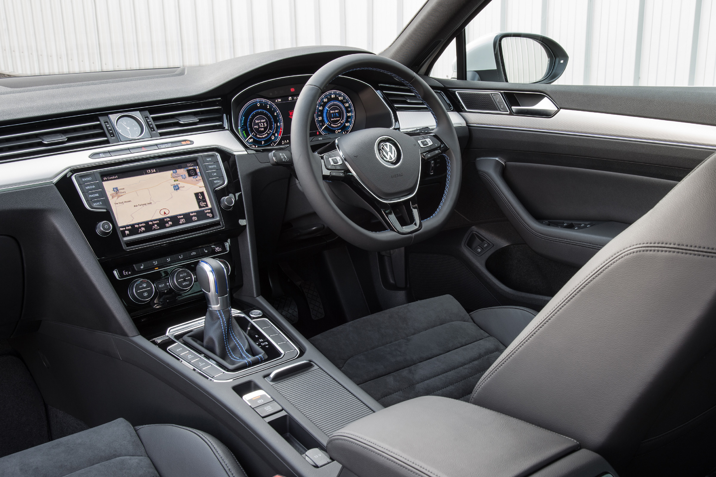 Volkswagen Passat GTE 2016 - interior