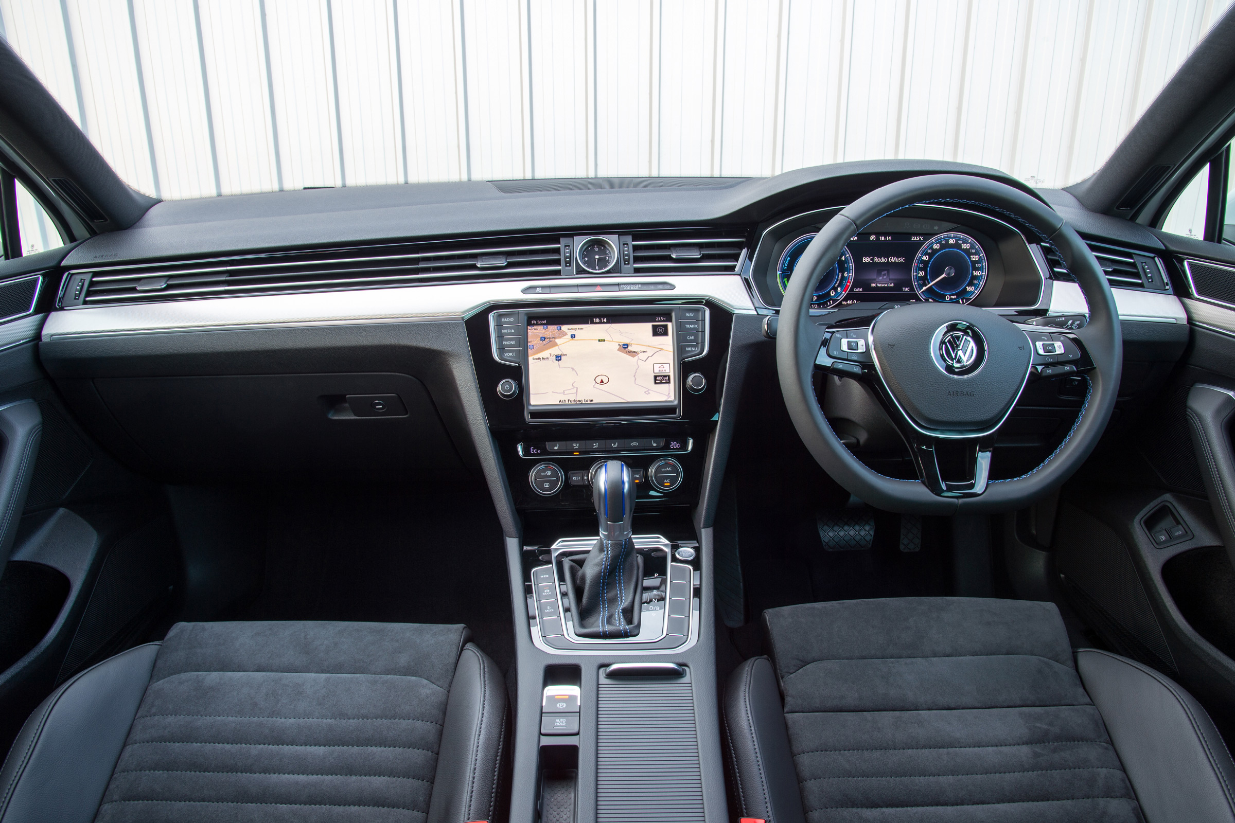 Volkswagen Passat GTE 2016 - interior 2