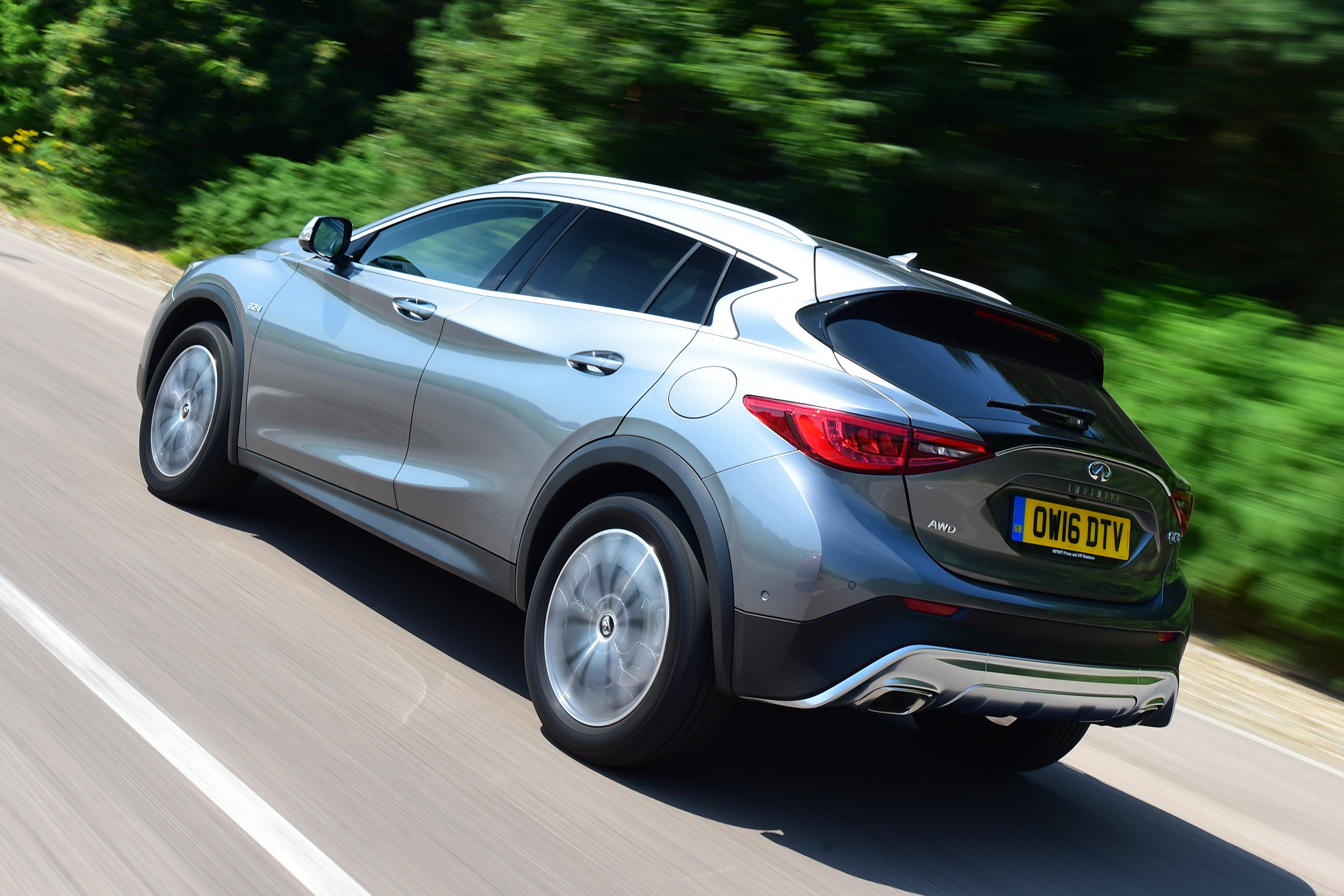Infiniti QX30 2016 - rear tracking