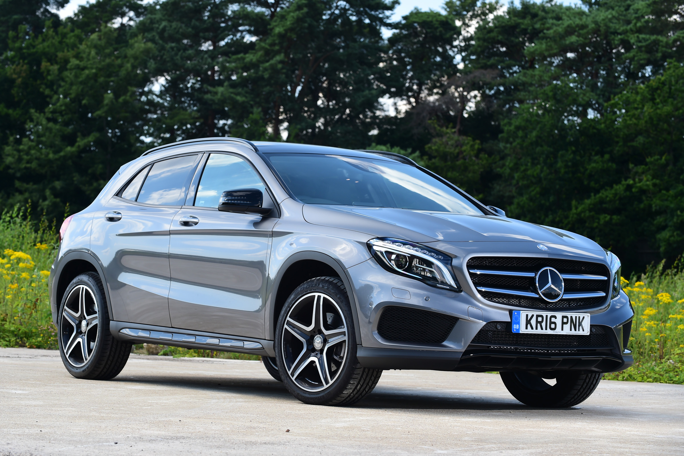 Mercedes GLA 2016 - front quarter