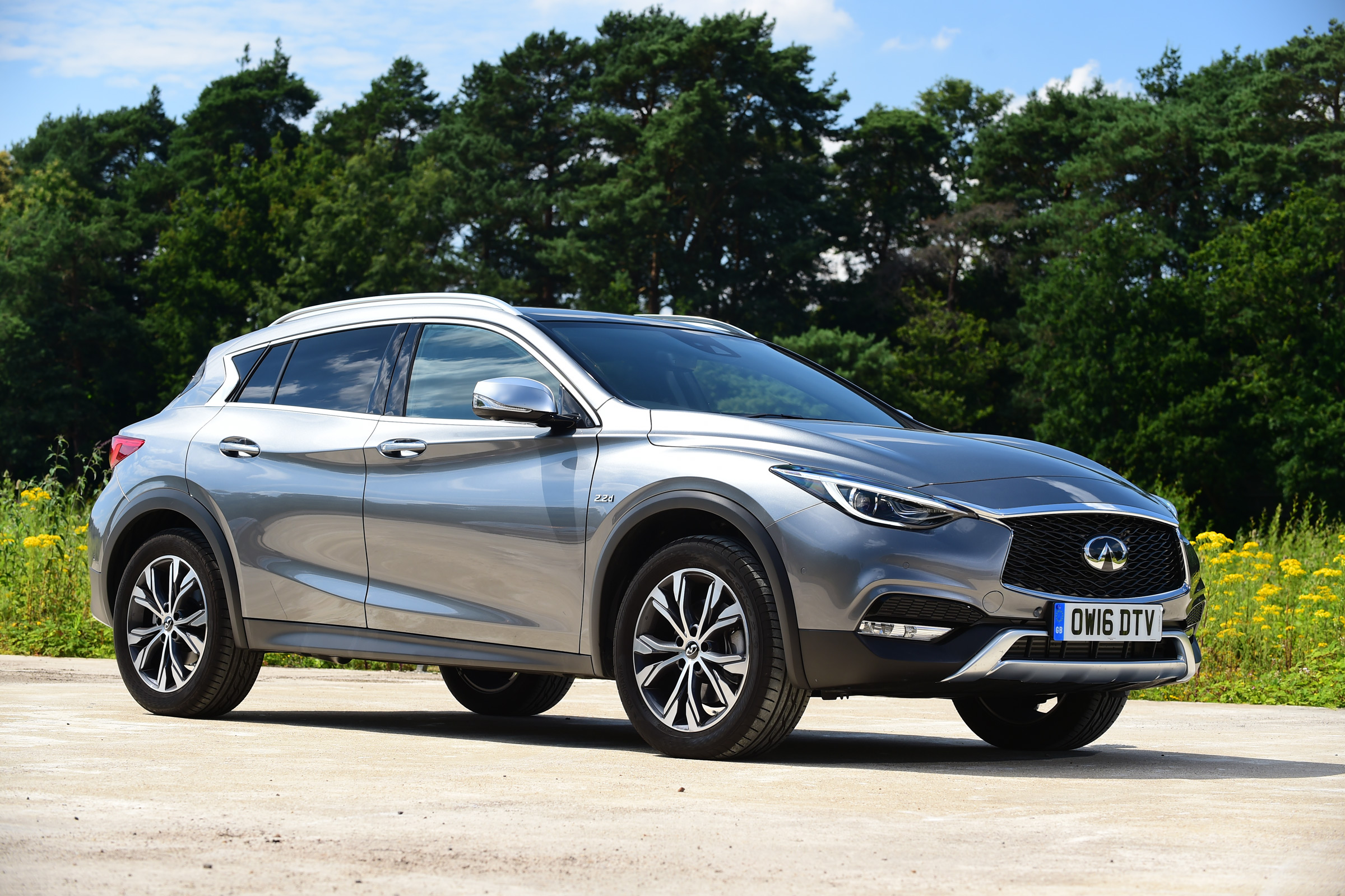 Infiniti QX30 2016 - front quarter