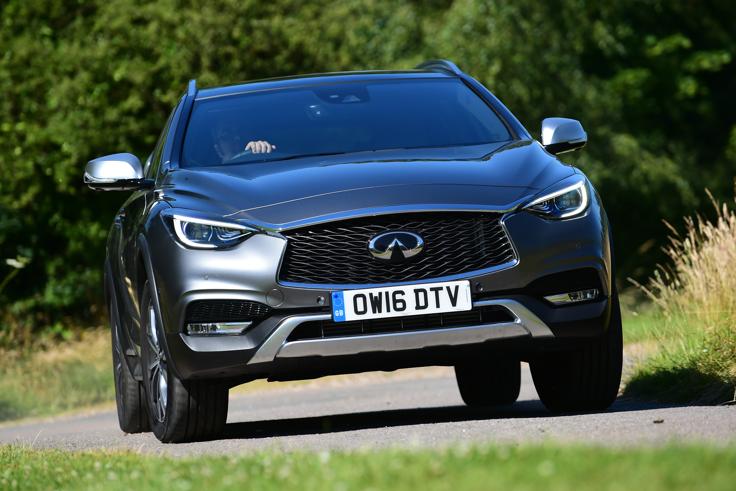 Infiniti QX30 2016 - front cornering
