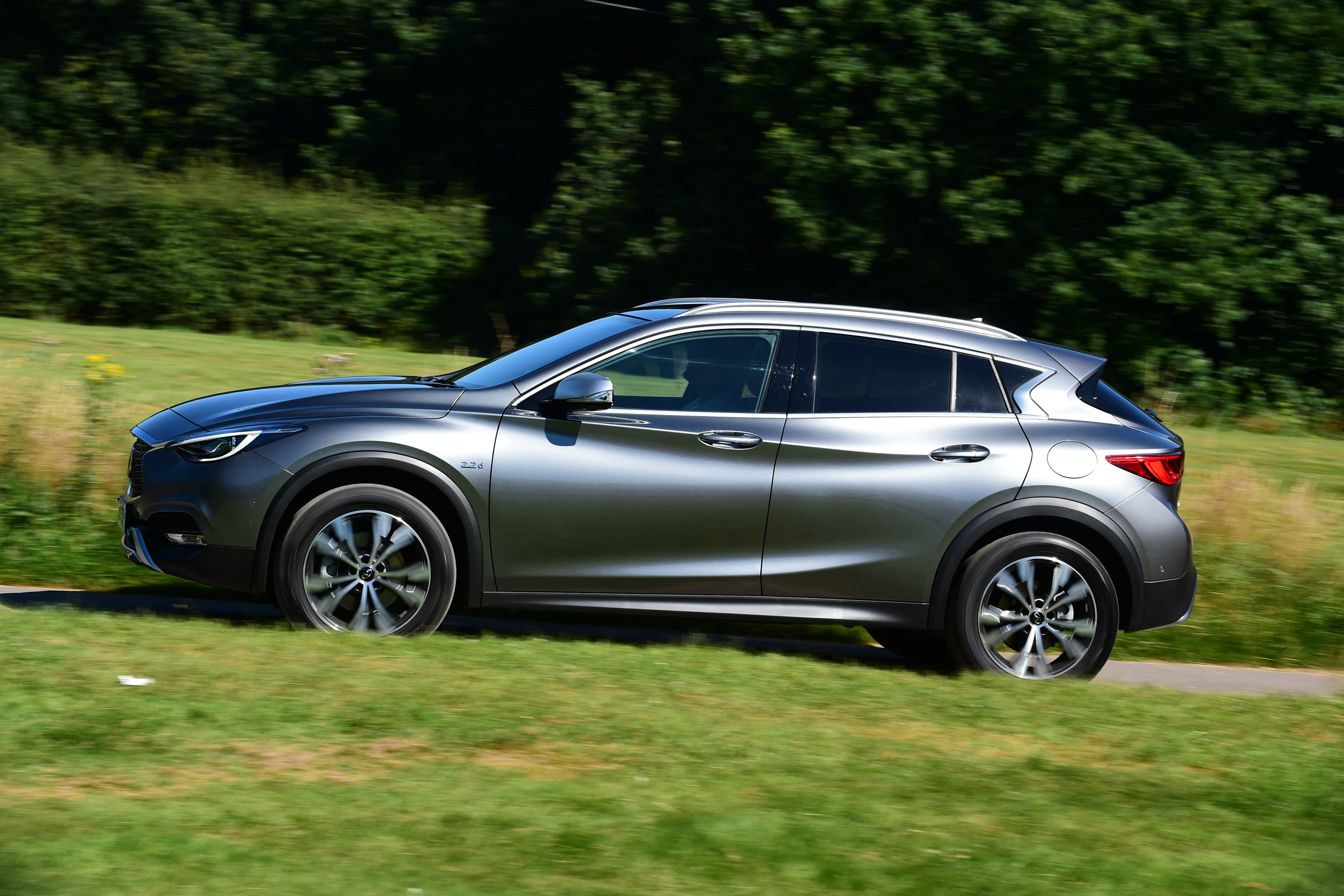Infiniti QX30 2016 - side tracking