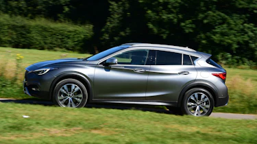 Infiniti QX30 2016 - side tracking