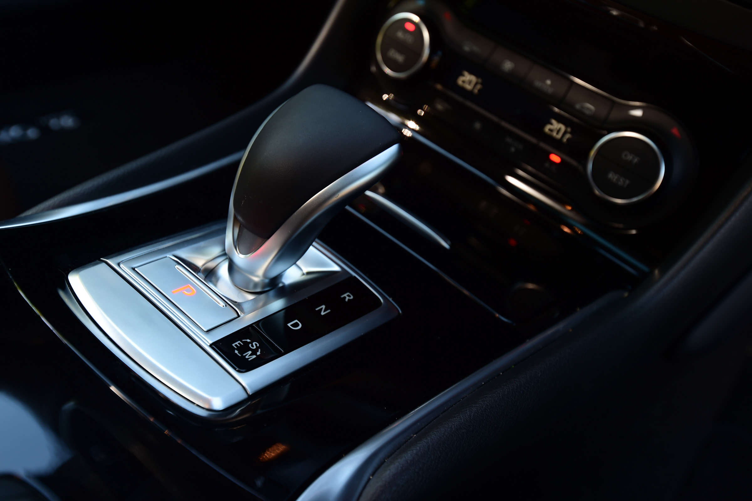 Infiniti QX30 2016 - gearlever