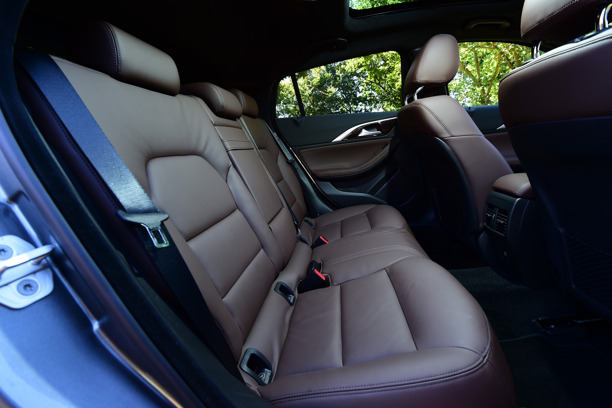 Infiniti QX30 2016 - rear seats
