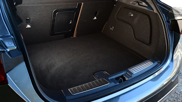 Infiniti QX30 2016 - boot