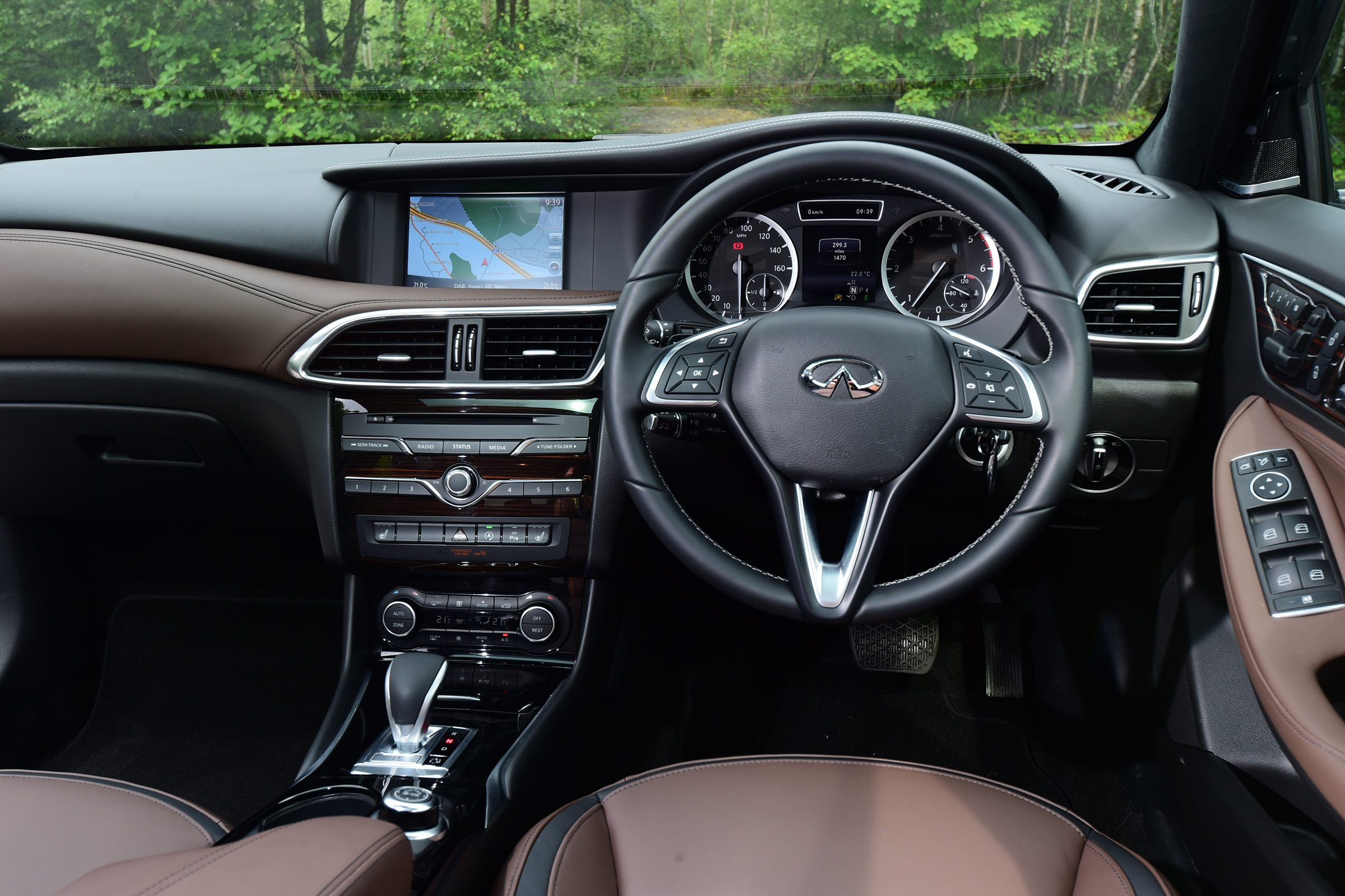 Infiniti QX30 2016 - interior