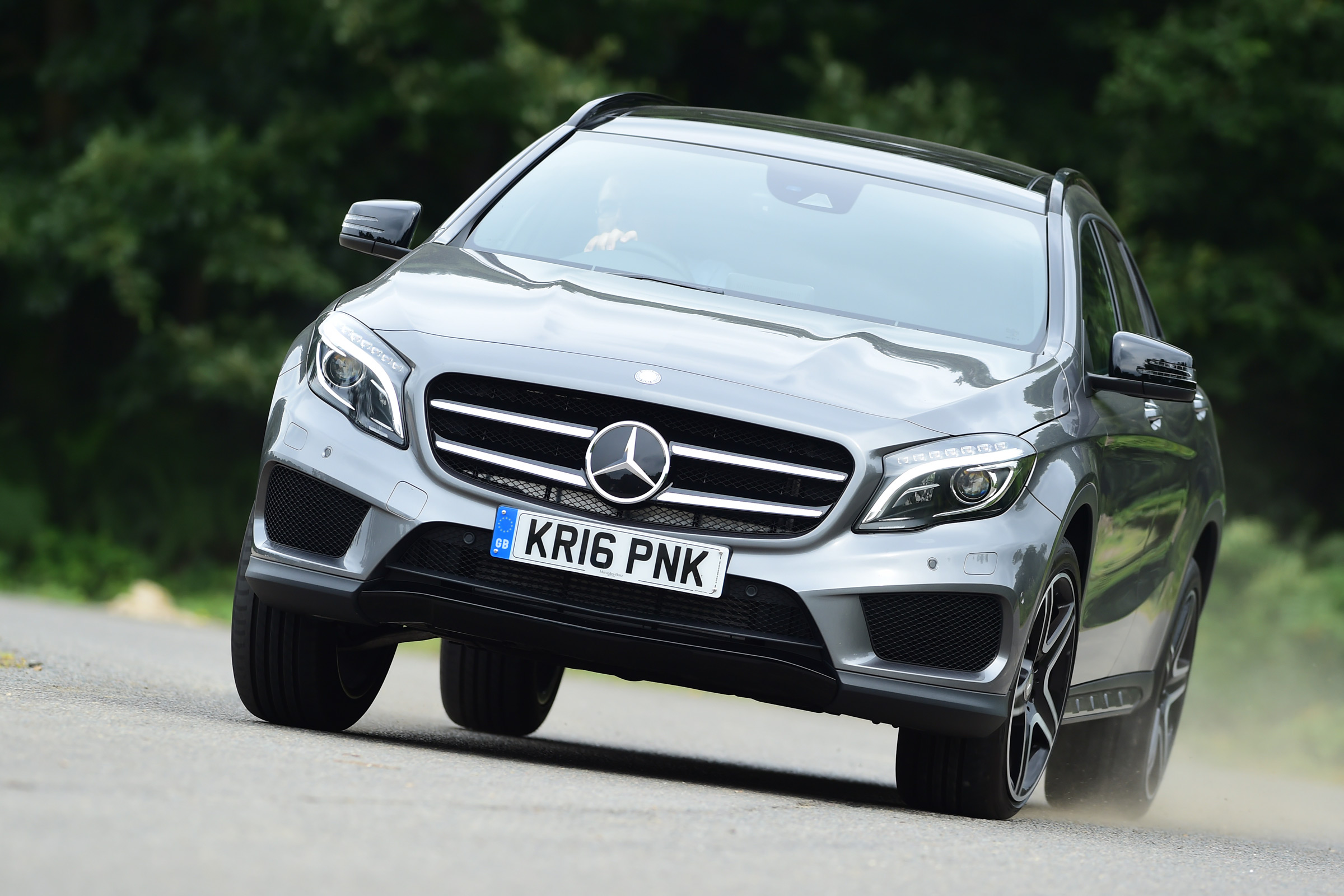 Mercedes GLA 2016 - front cornering