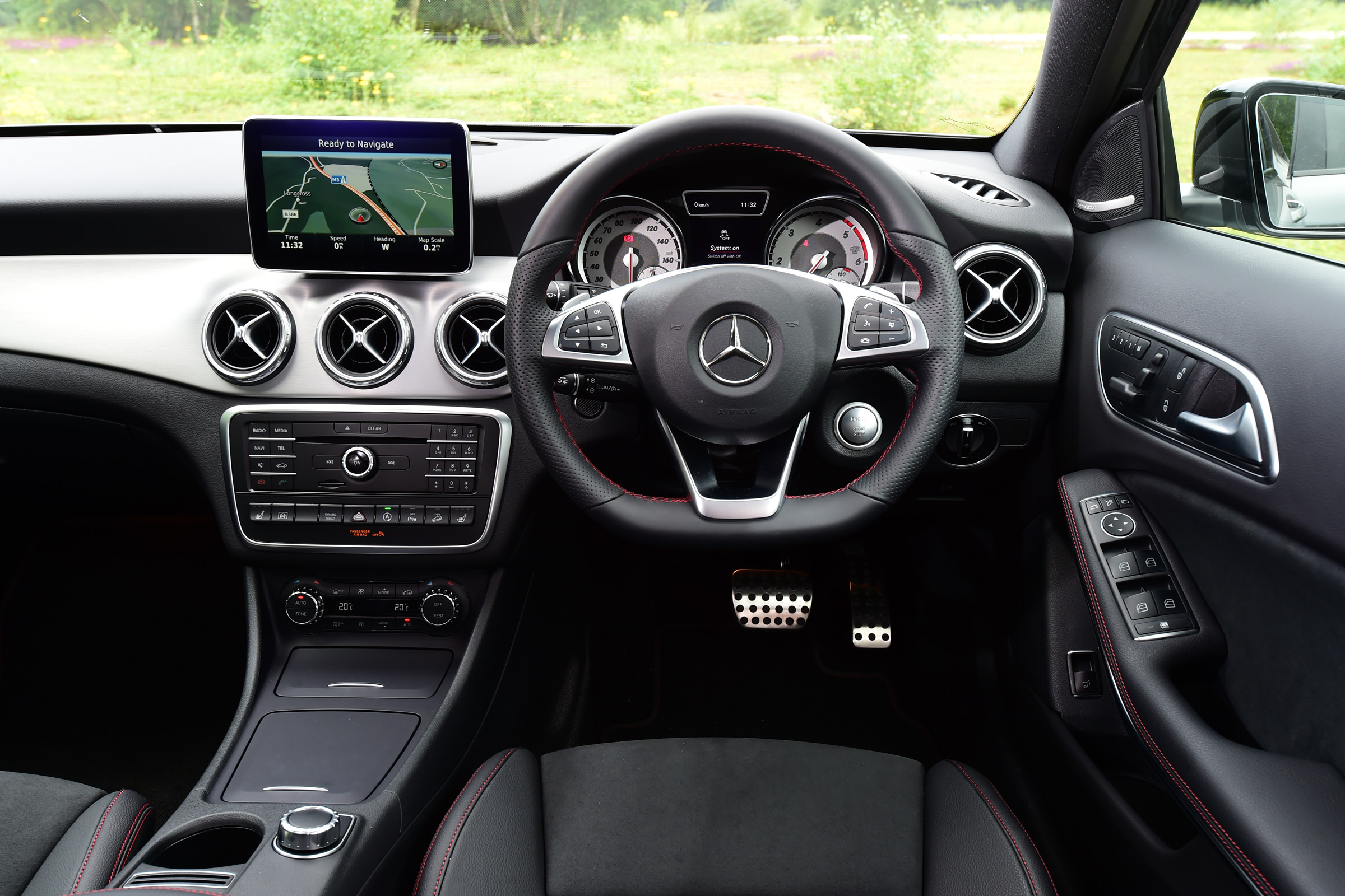 Mercedes GLA 2016 - interior