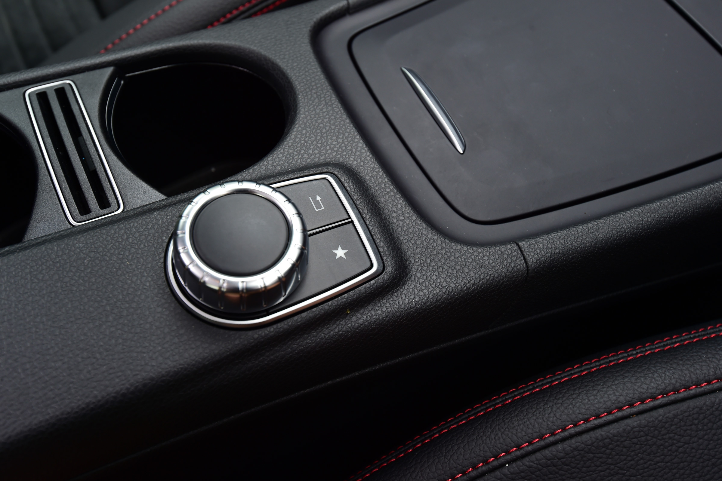 Mercedes GLA 2016 - centre console