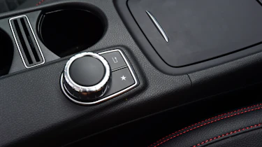 Mercedes GLA 2016 - centre console