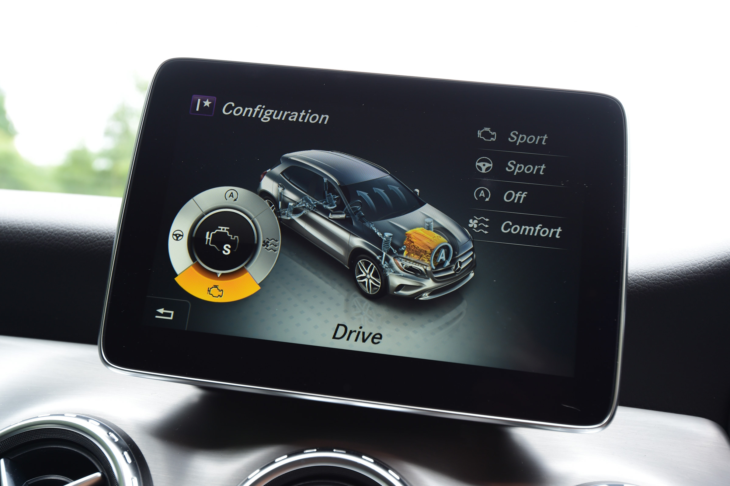 Mercedes GLA 2016 - infotainment