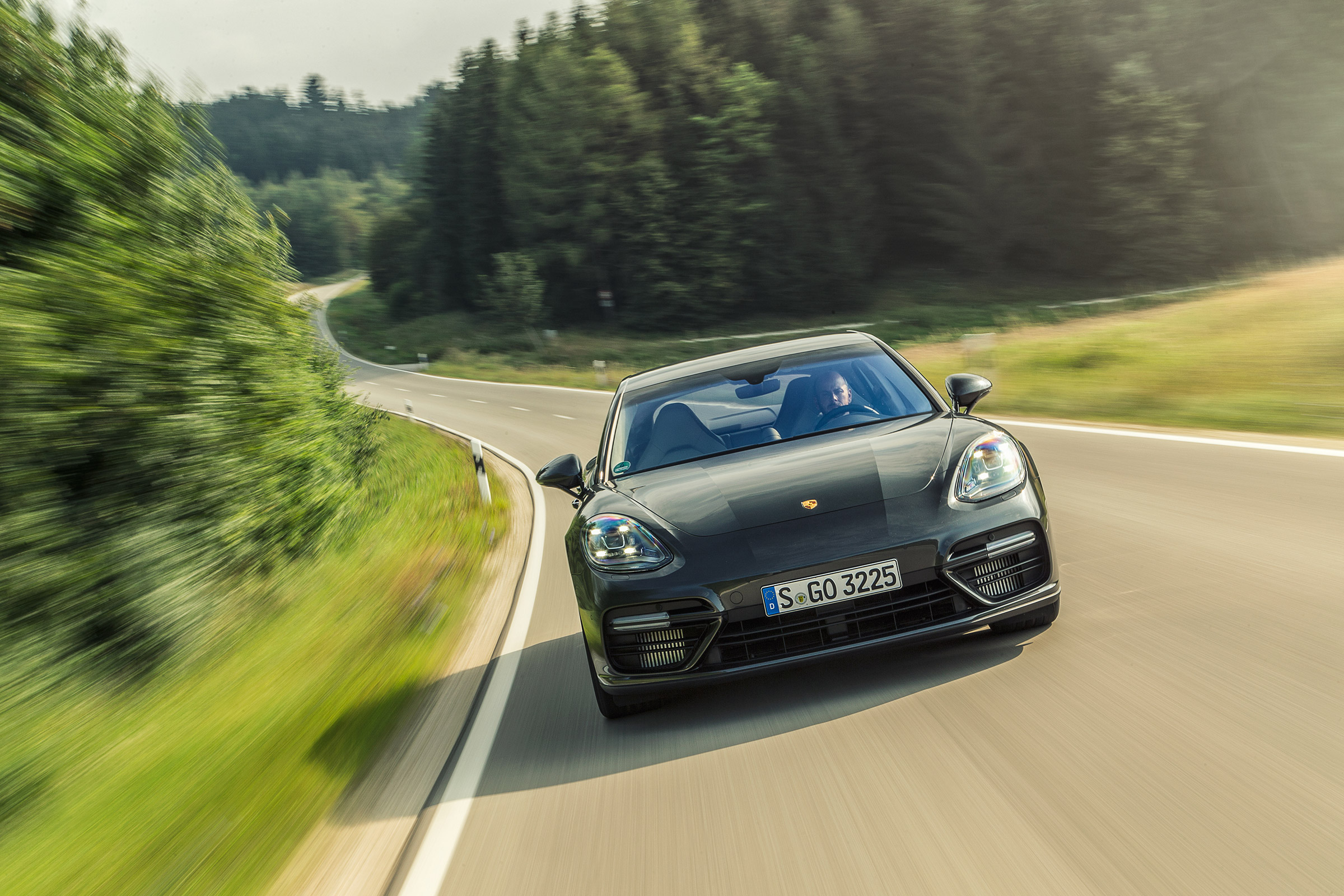 Porsche Panamera Turbo - front panning