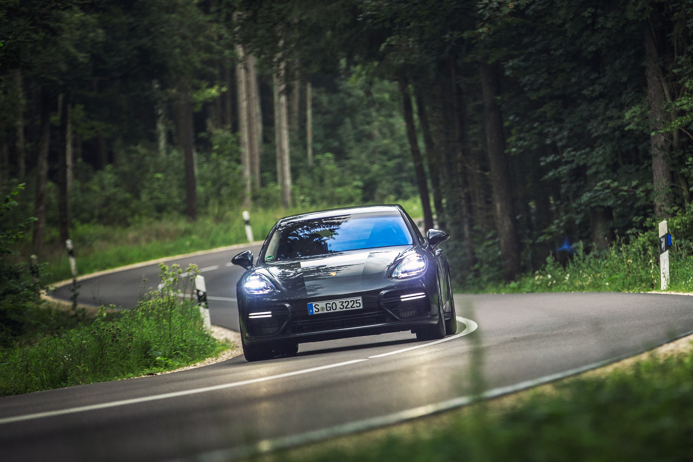 Porsche Panamera Turbo - front cornering