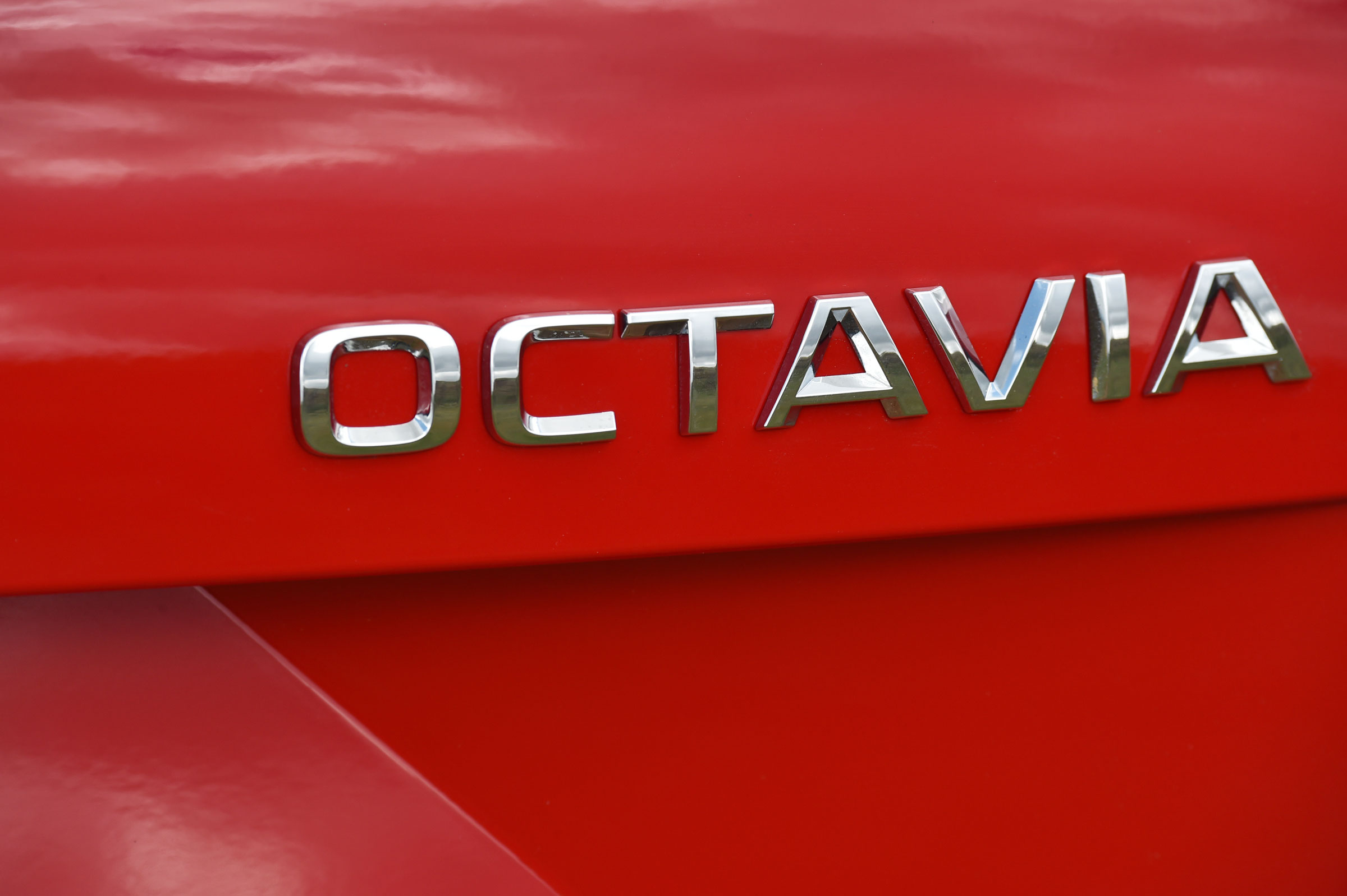 Skoda Octavia SE Sport and SE Technology badge