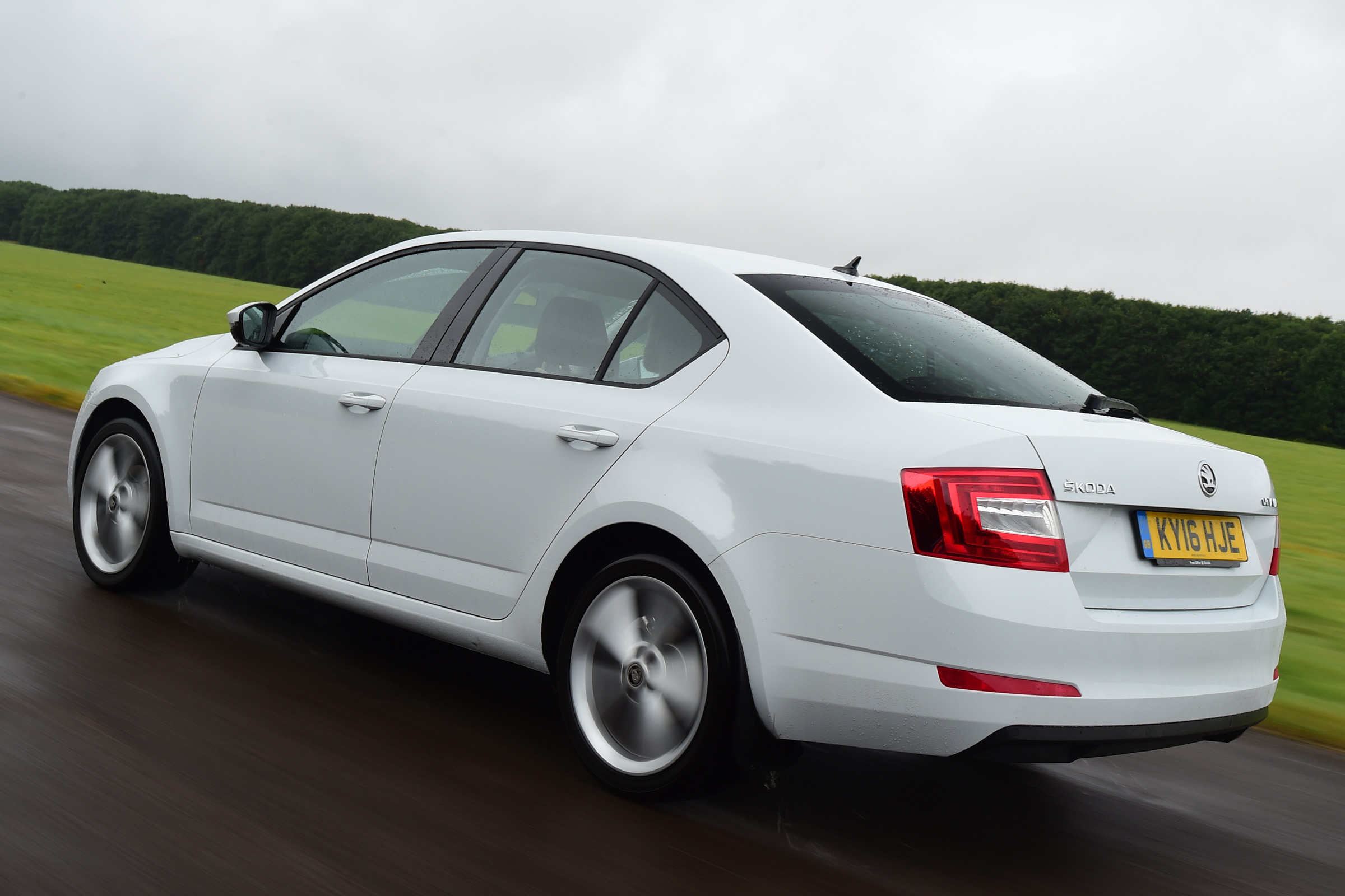Skoda Octavia 1.0 TSI 2016 - rear tracking