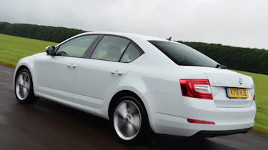 Skoda Octavia 1.0 TSI 2016 - rear tracking