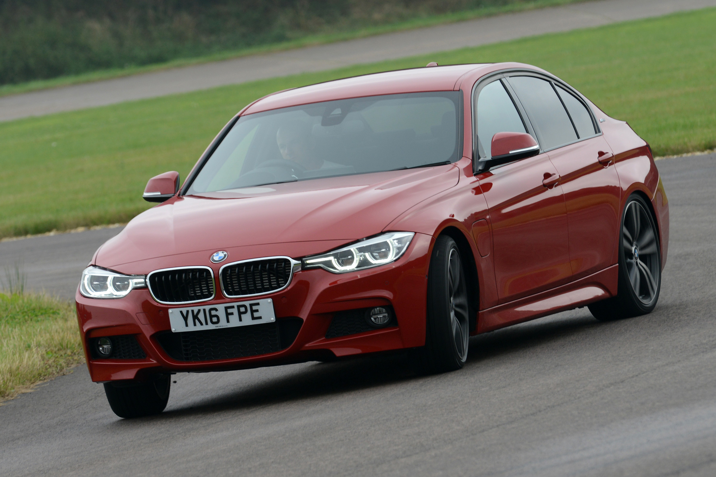 BMW 330e 2016 - front cornering