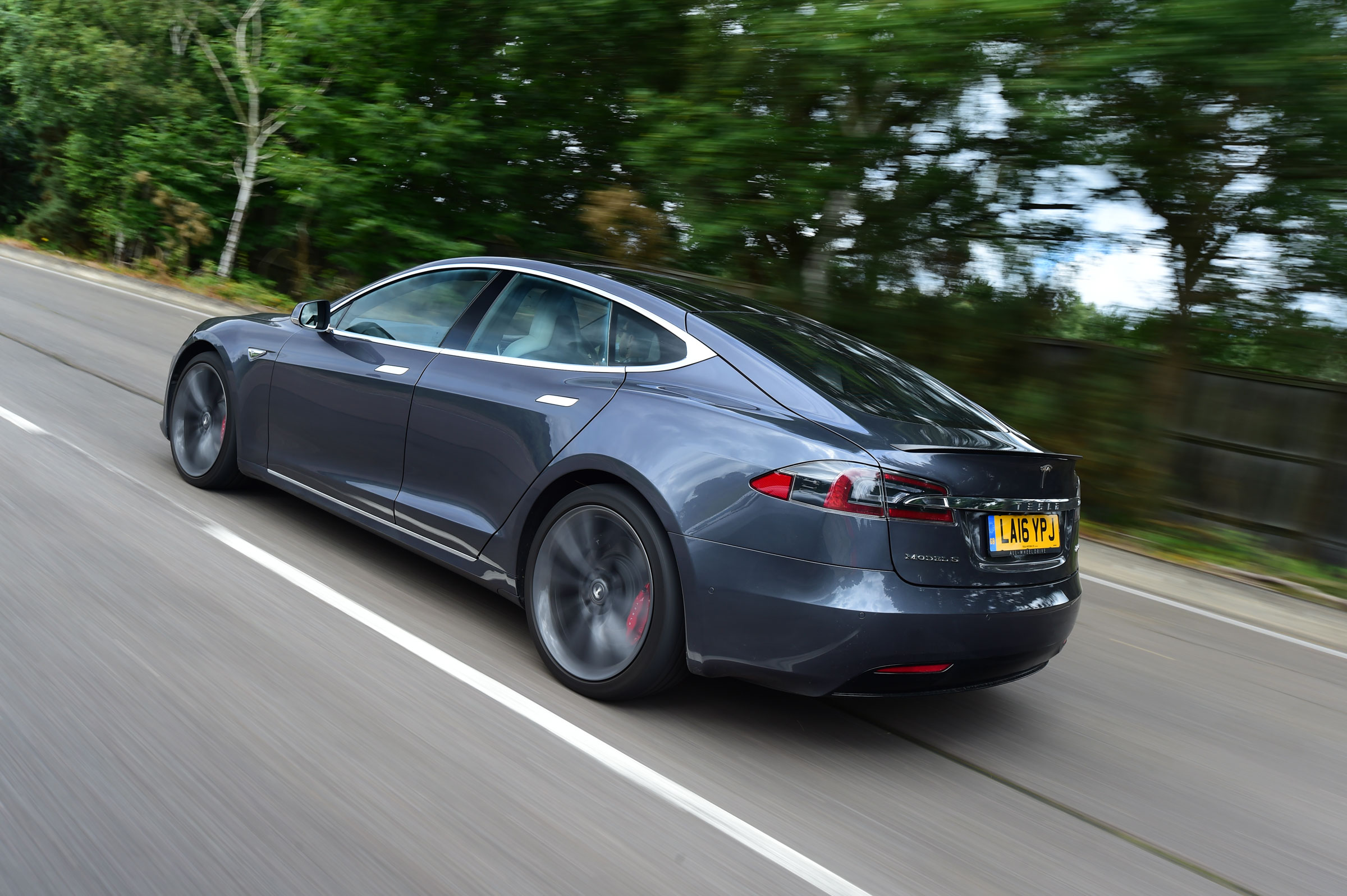 Tesla Model S 2016 facelift rear tracking