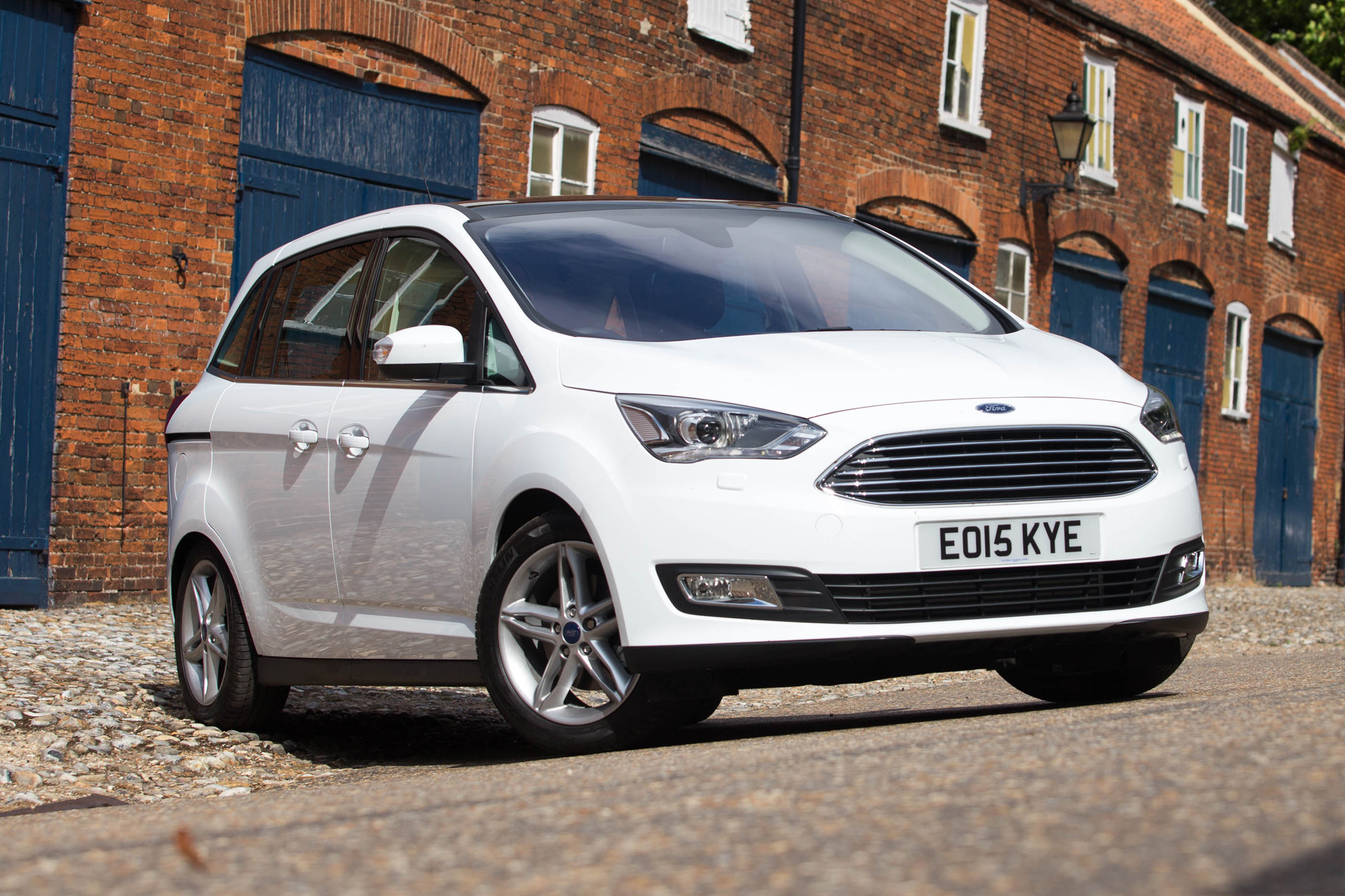 Ford Grand C-MAX 2016 - front quarter