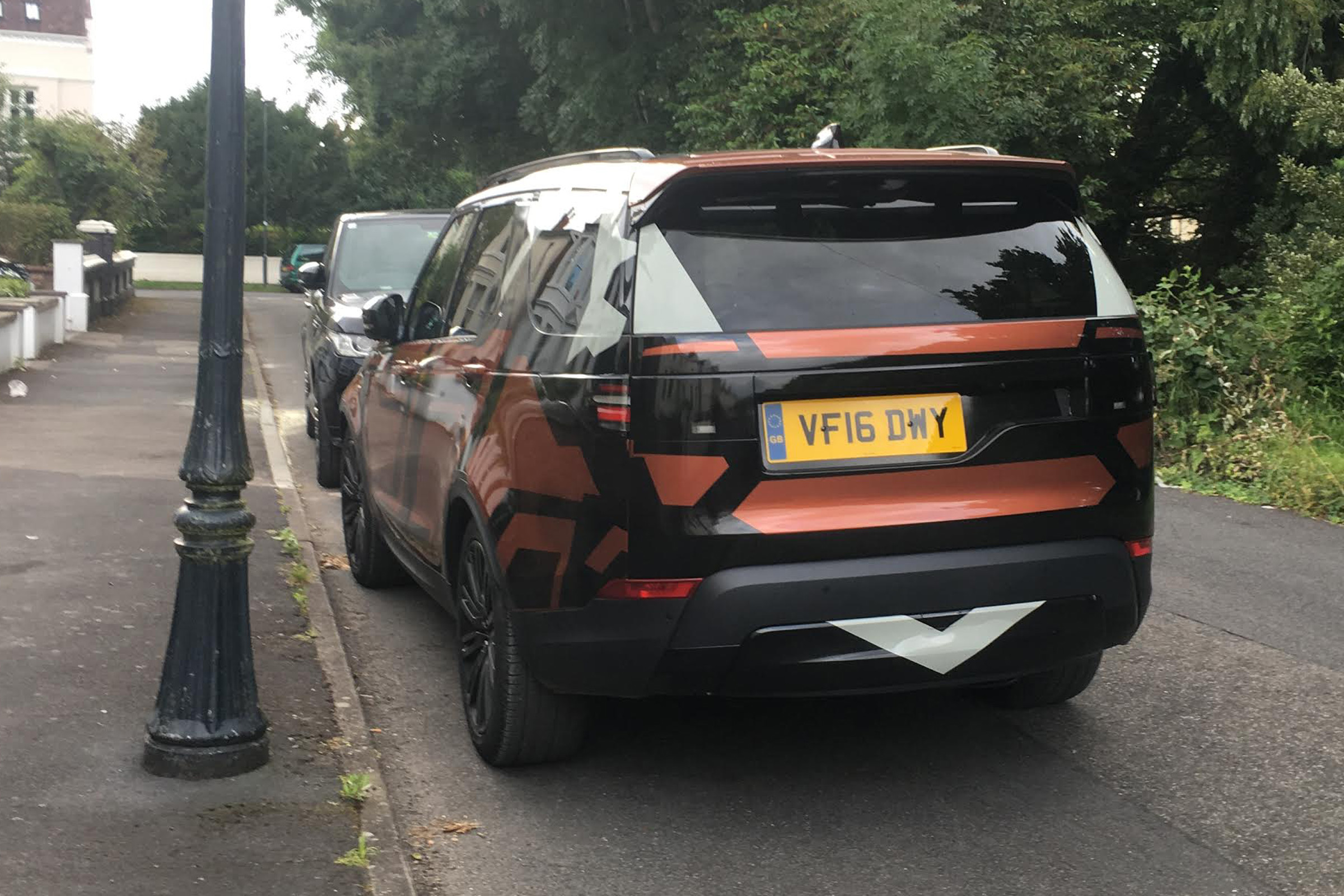 Land Rover Discovery 2017 - spy shot orange rear quarter