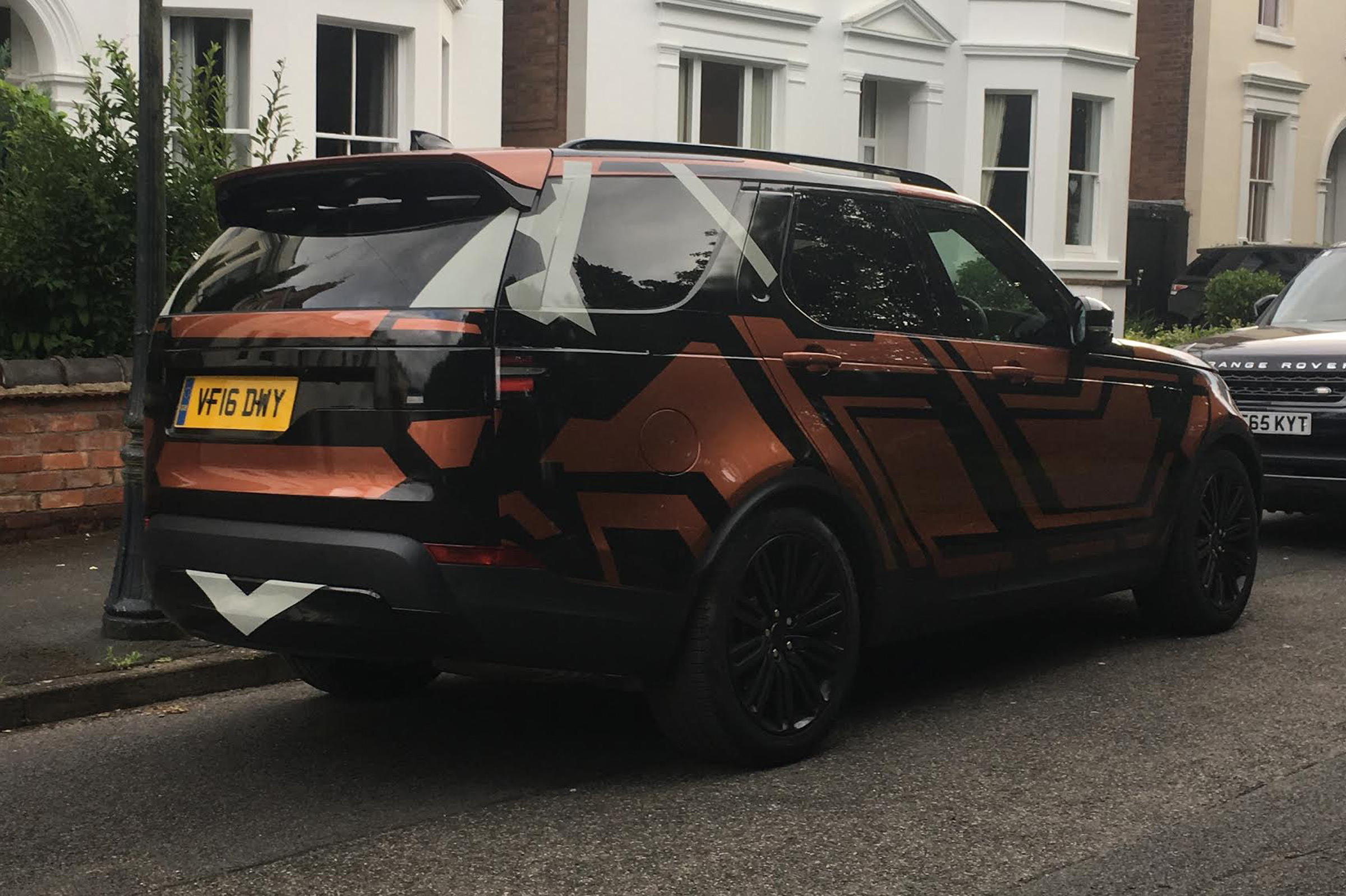 Land Rover Discovery 2017 - spy shot orange rear quarter 2