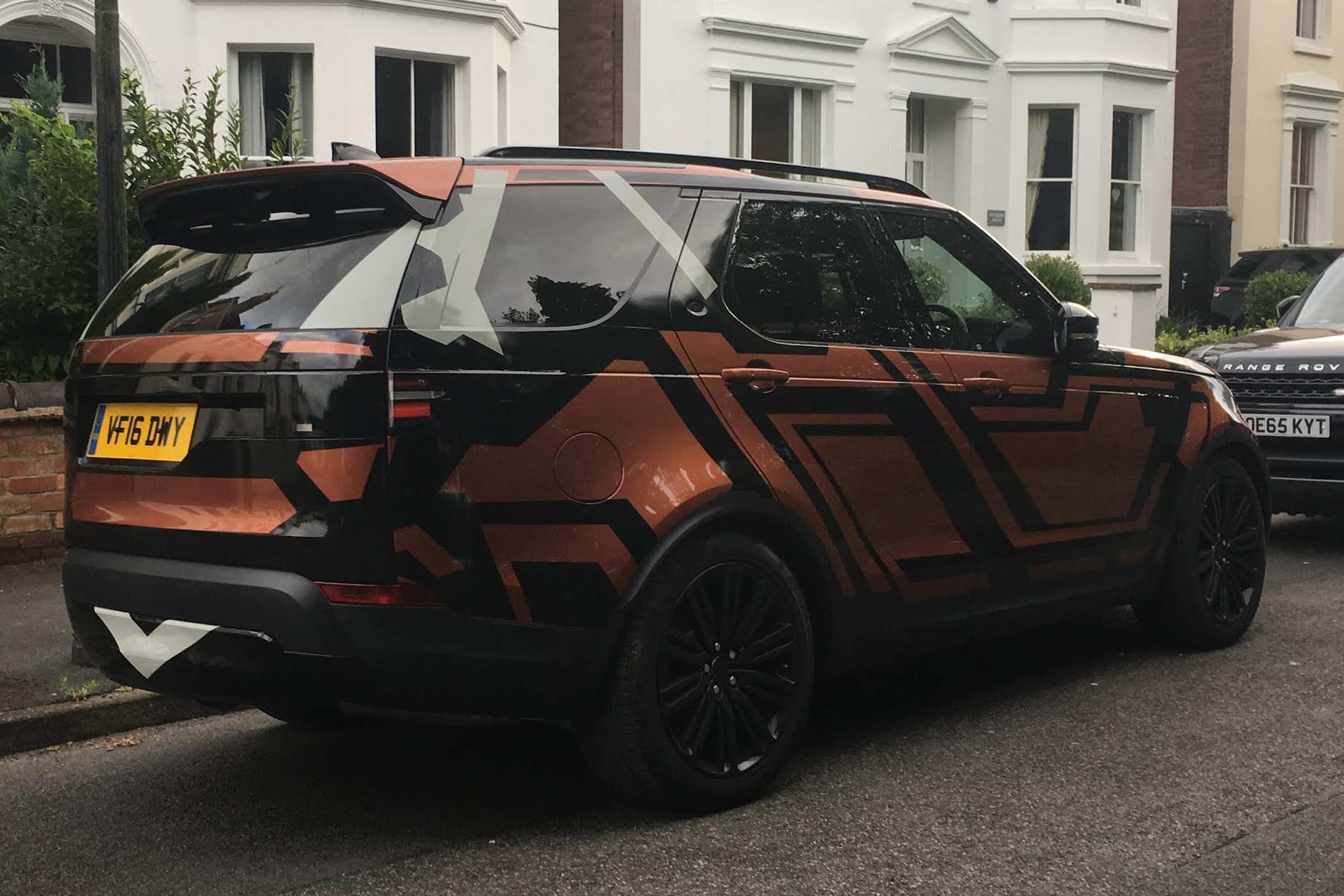 Land Rover Discovery 2017 - spy shot orange rear quarter