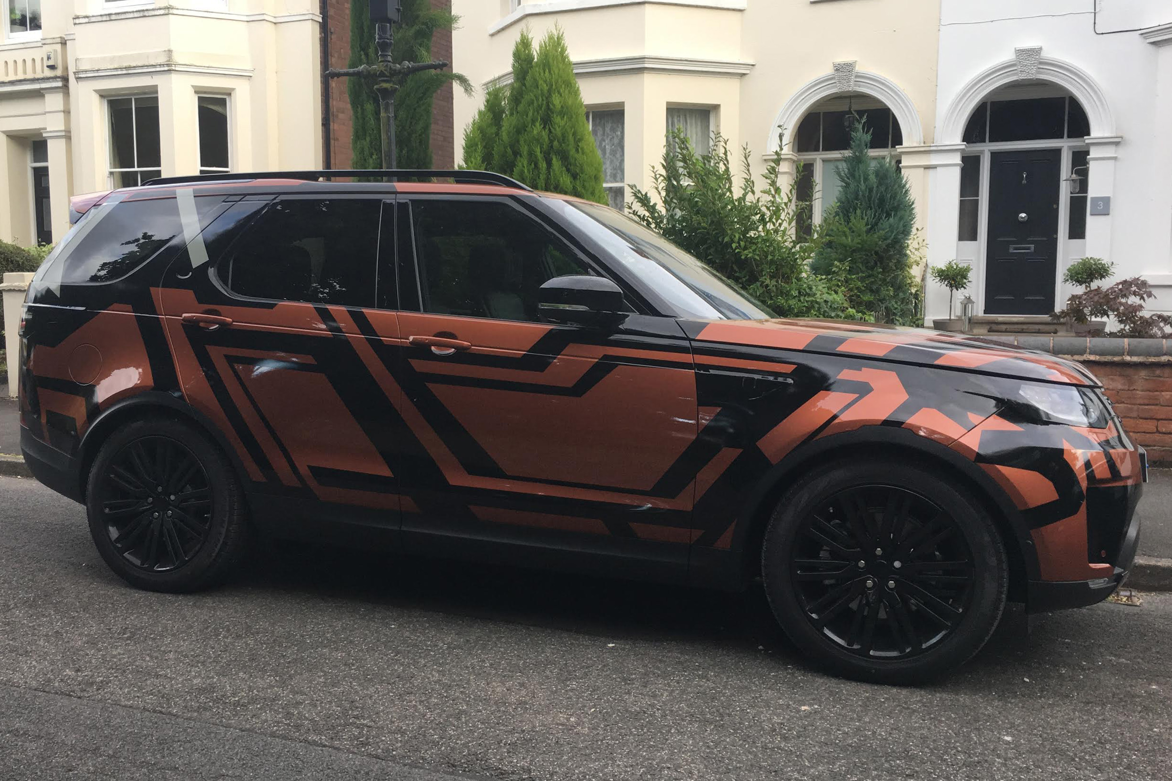 Land Rover Discovery 2017 - spy shot orange side