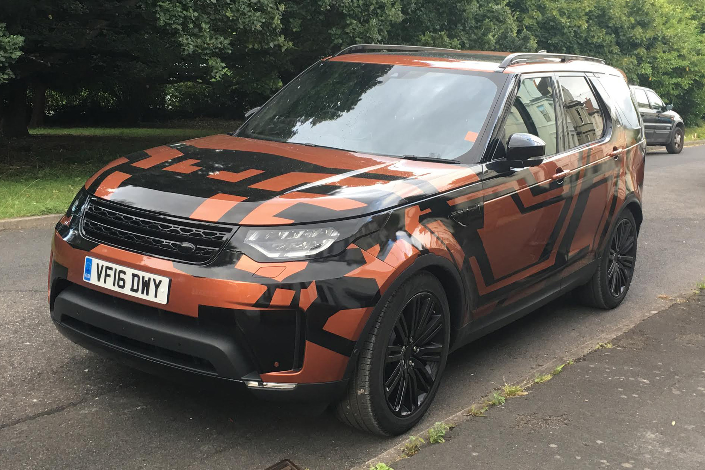 Land Rover Discovery 2017 - spy shot orange front quarter