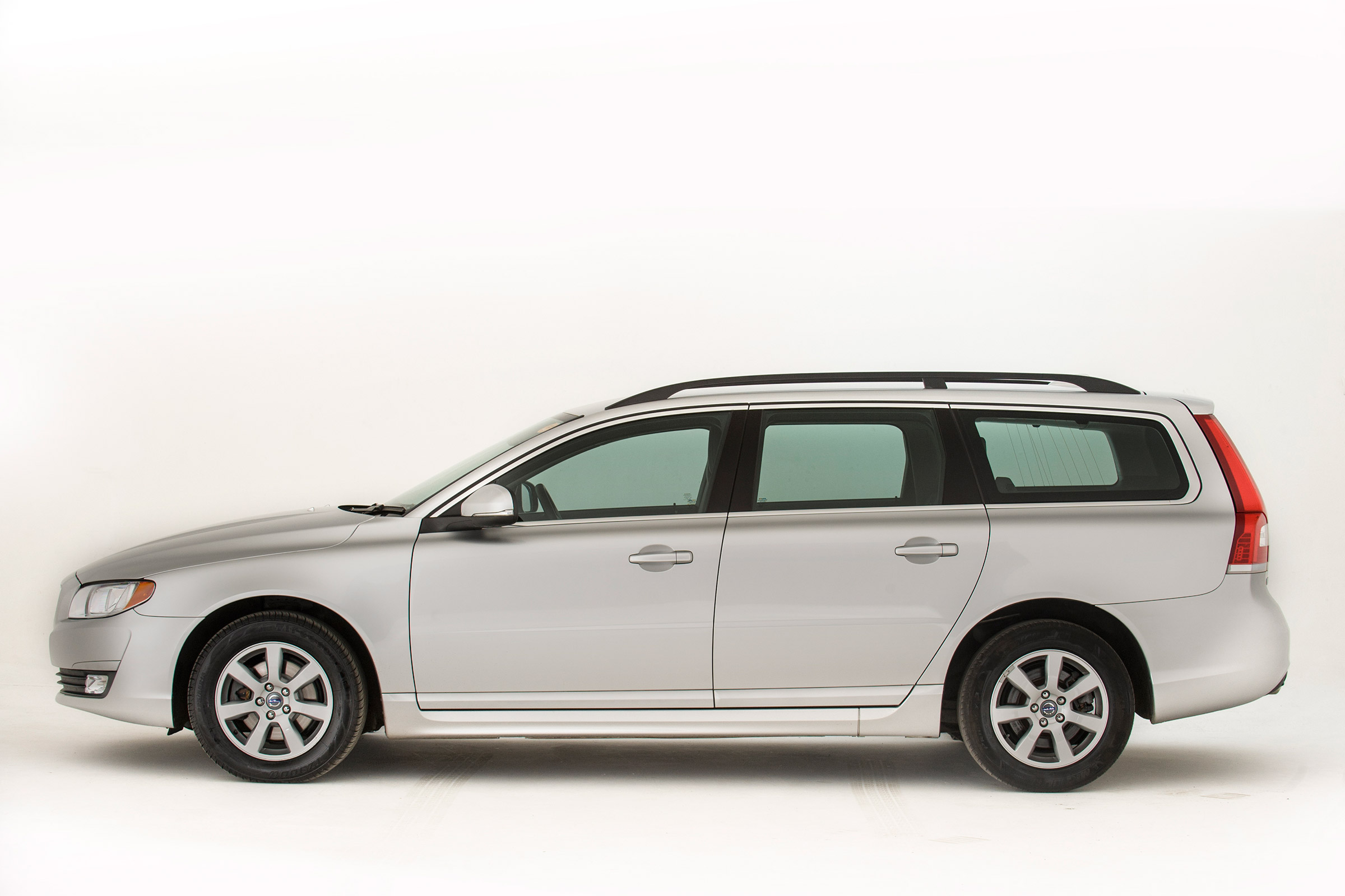 Used Volvo V70 - side