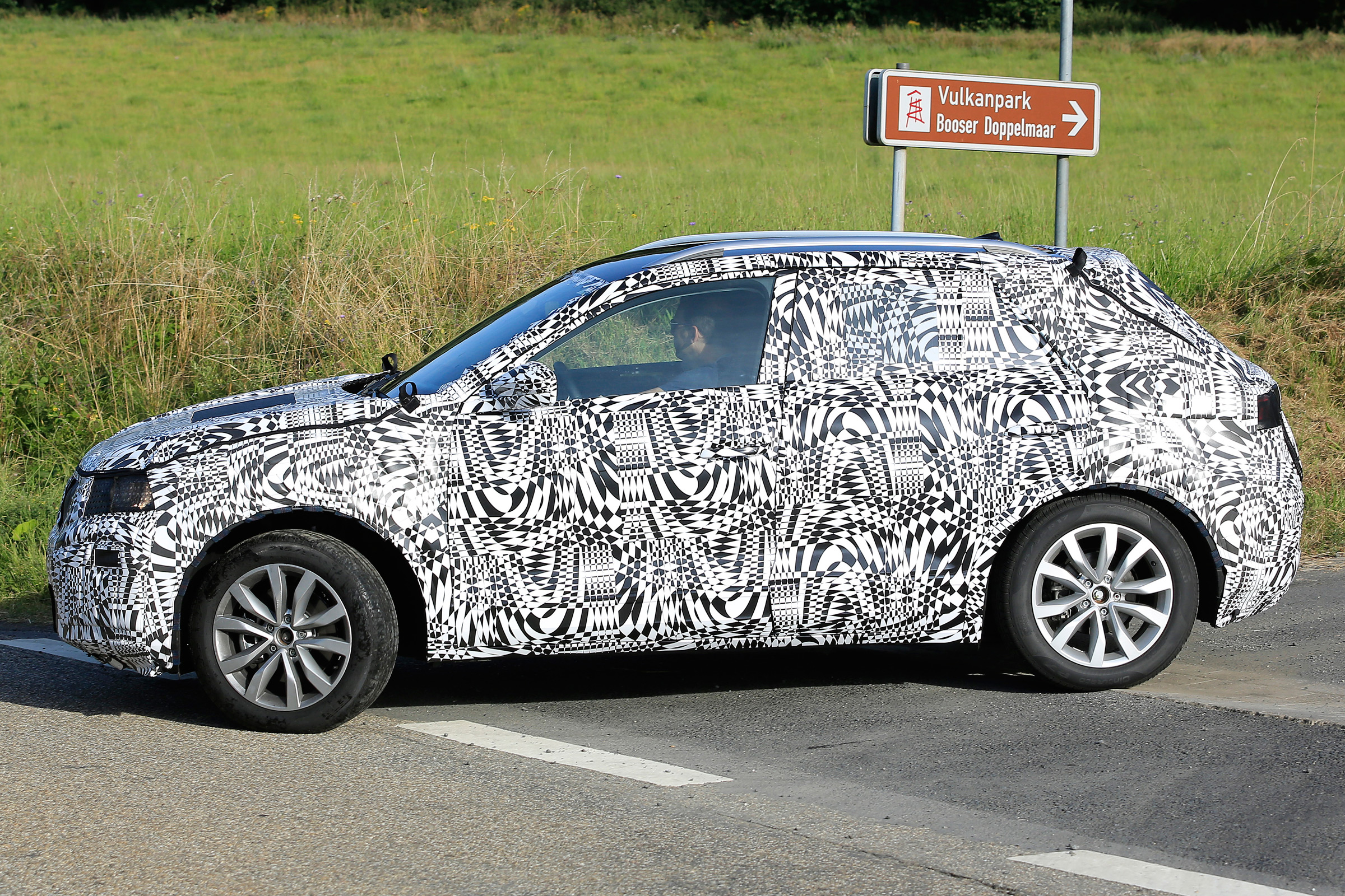 Volkswagen Polo SUV - spy shot cornering