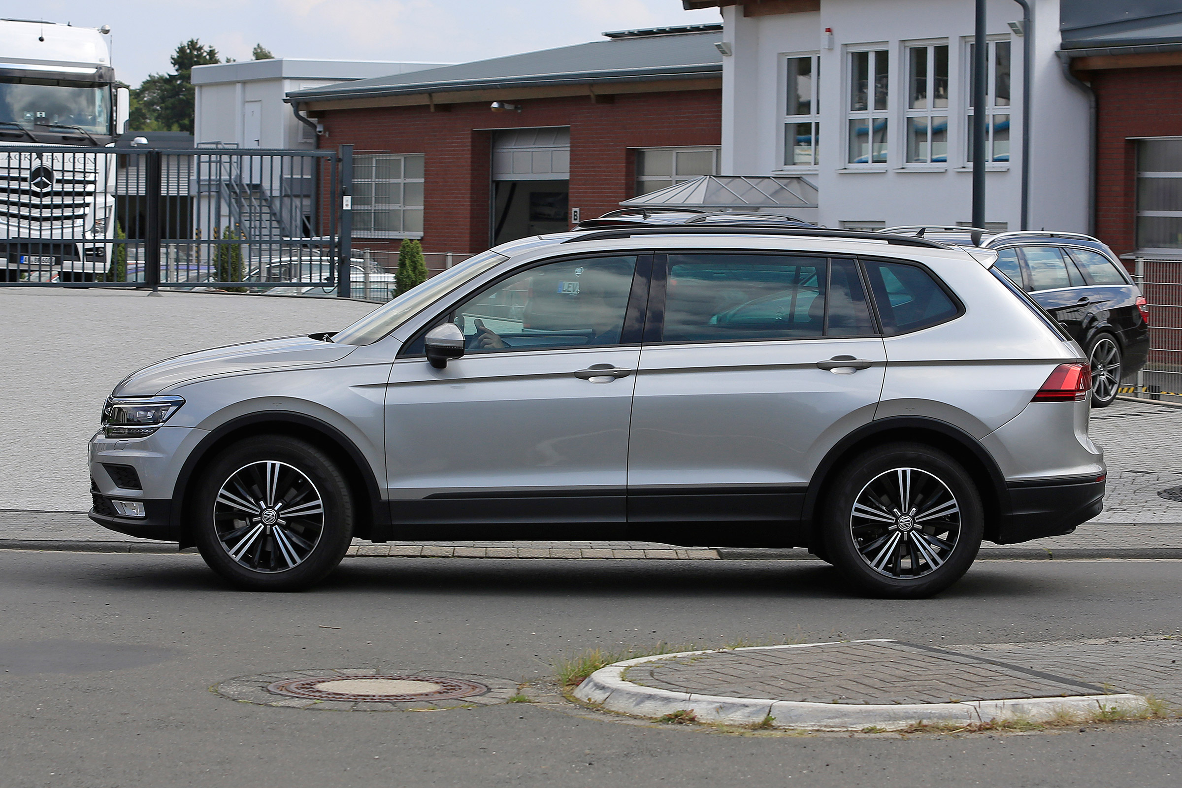 VW Tiguan XL 2017 side