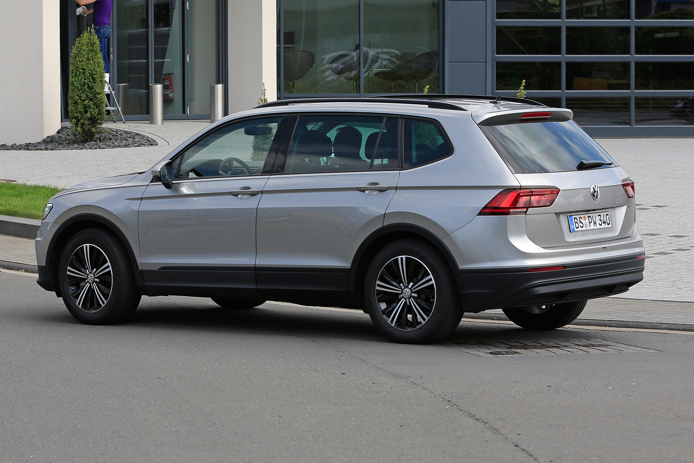 VW Tiguan XL 2017 rear side