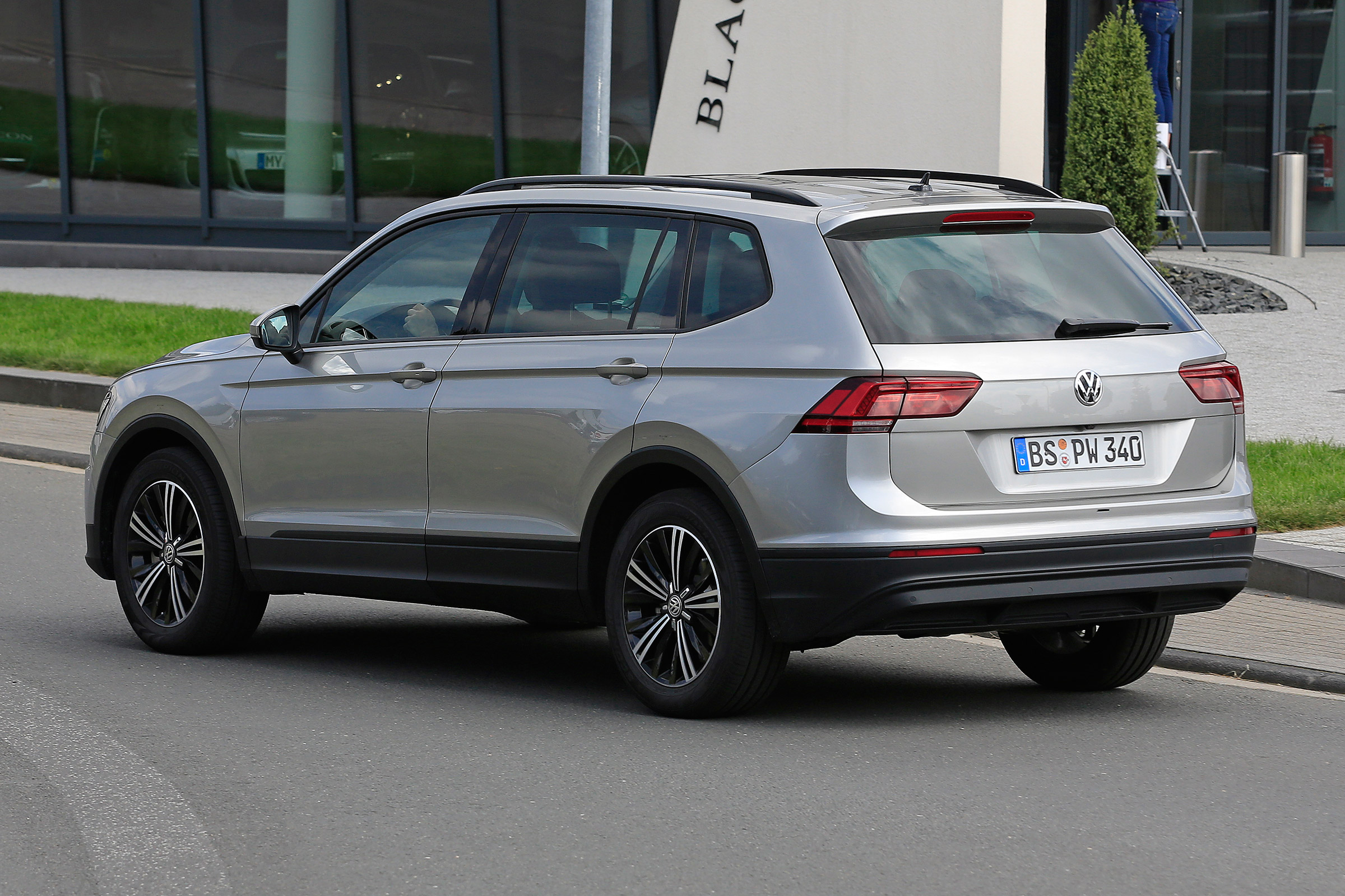 VW Tiguan XL 2017 side rear
