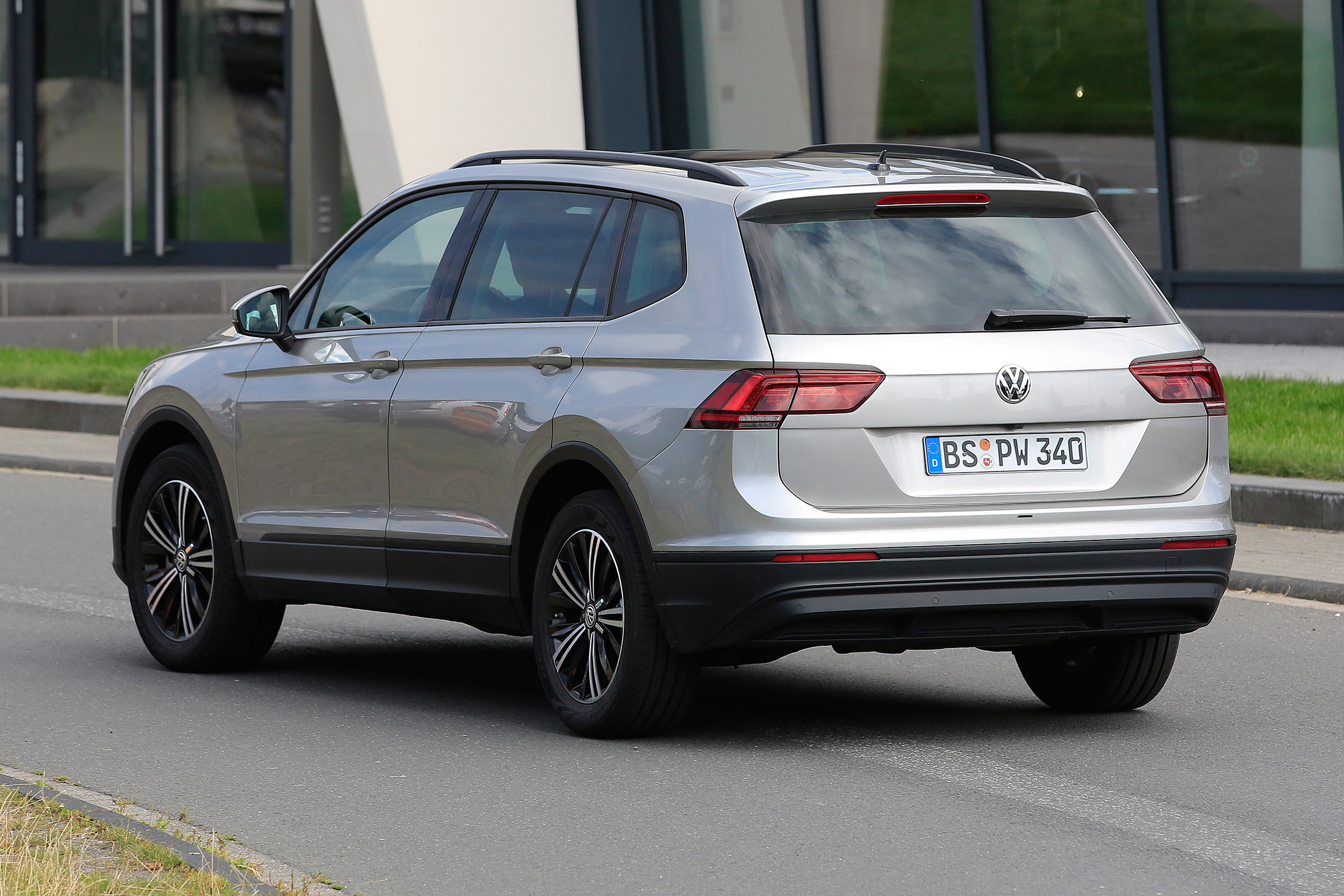 VW Tiguan XL 2017 rear side