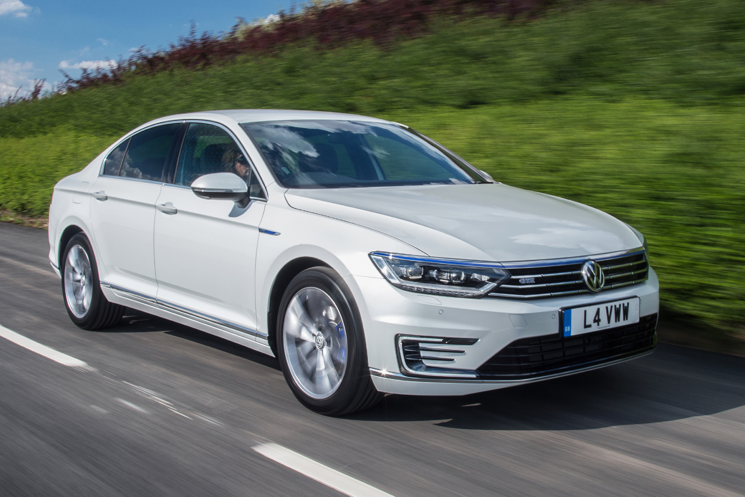 Volkswagen Passat GTE 2016 - front tracking