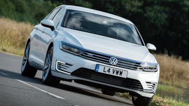 Volkswagen Passat GTE 2016 - front cornering
