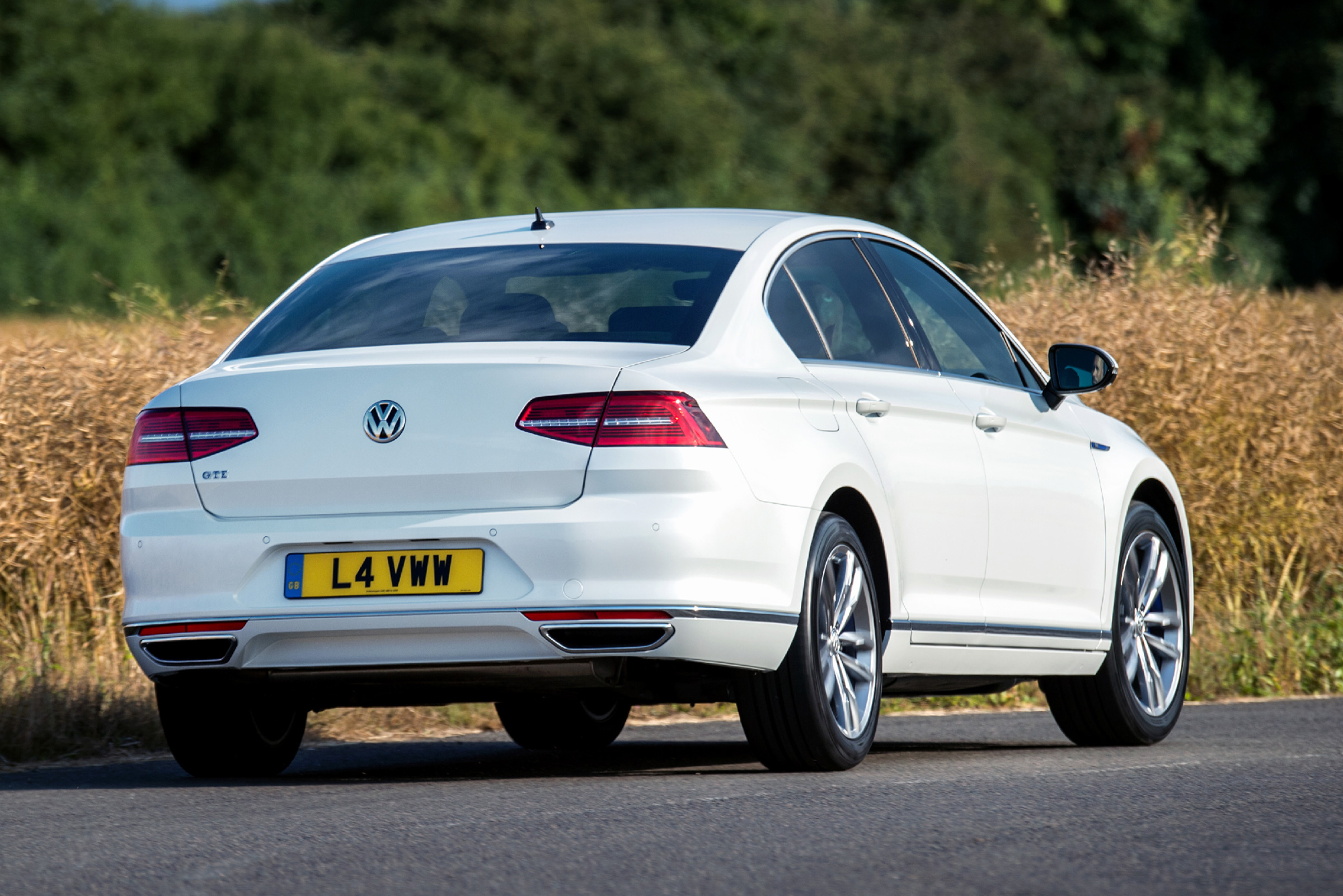 Volkswagen Passat GTE 2016 - rear cornering