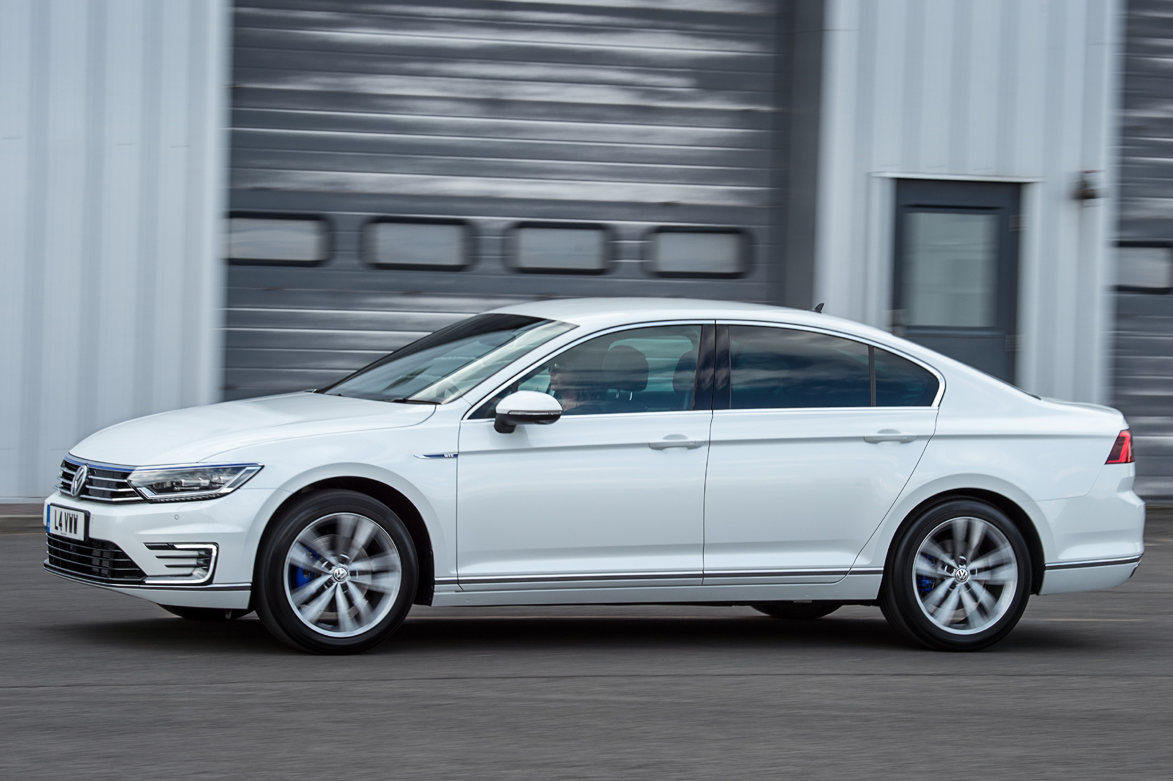 Volkswagen Passat GTE 2016 - side tracking